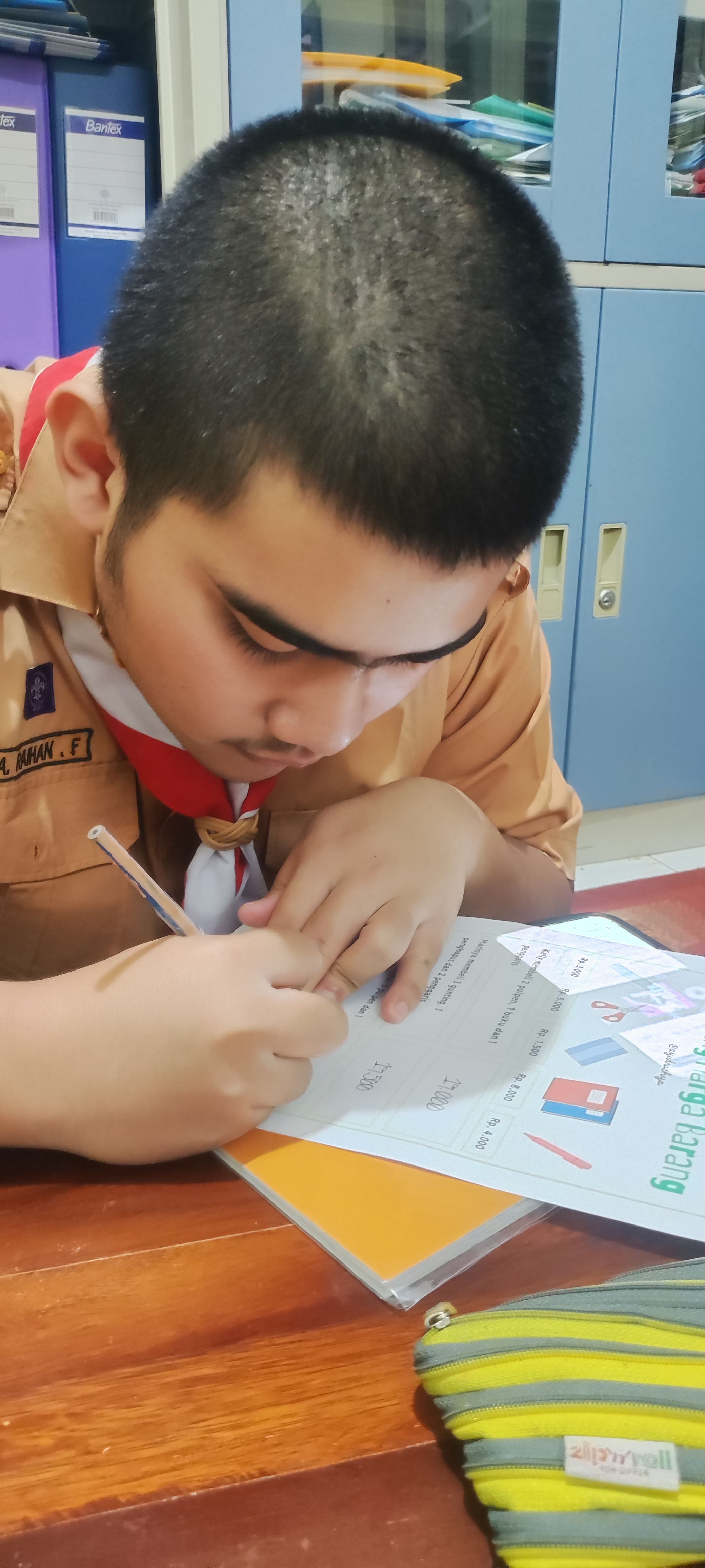 <p>Membantu serta mendampingi raihan mengerjakan w...