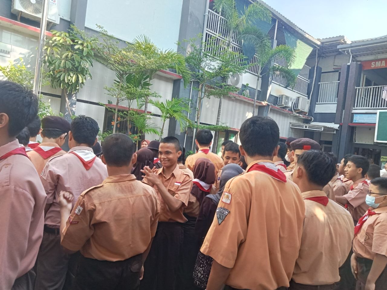 <p>Mendampingi Apel Pagi </p>