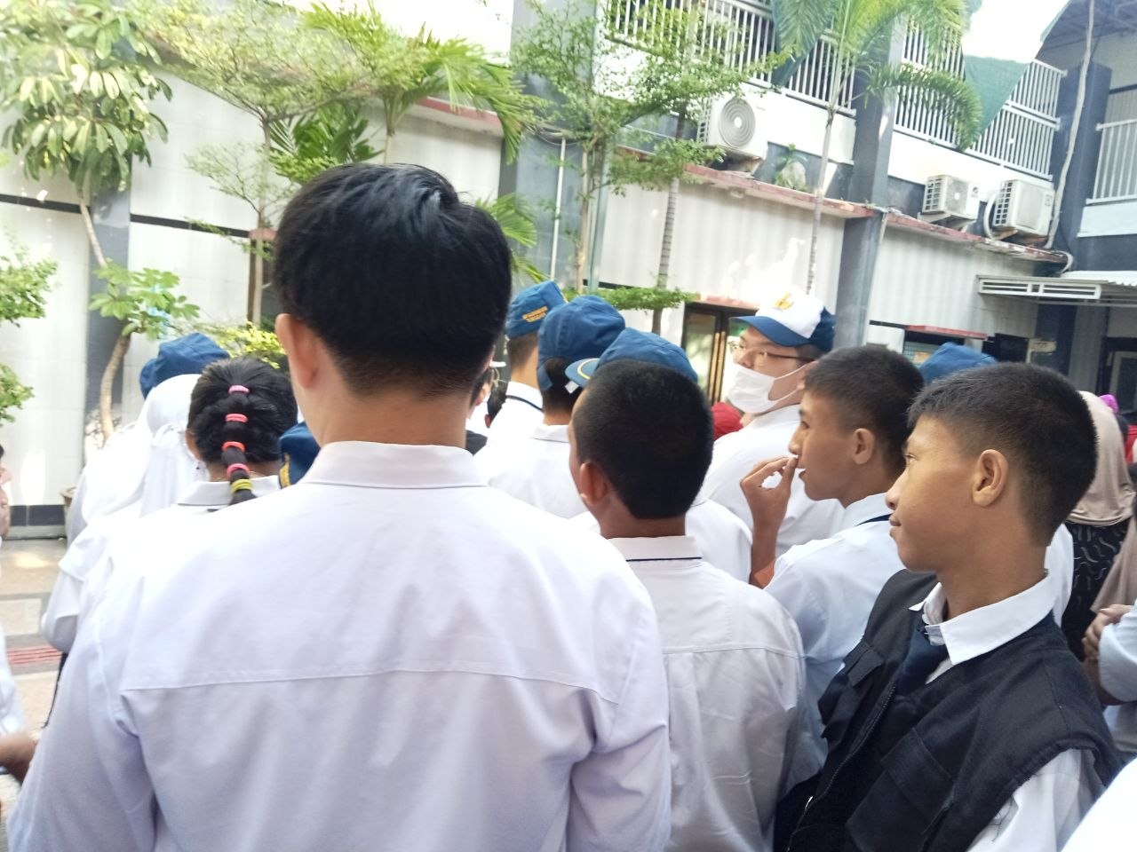 <p>Mendampingi Kegiatan Apel Pagi </p>