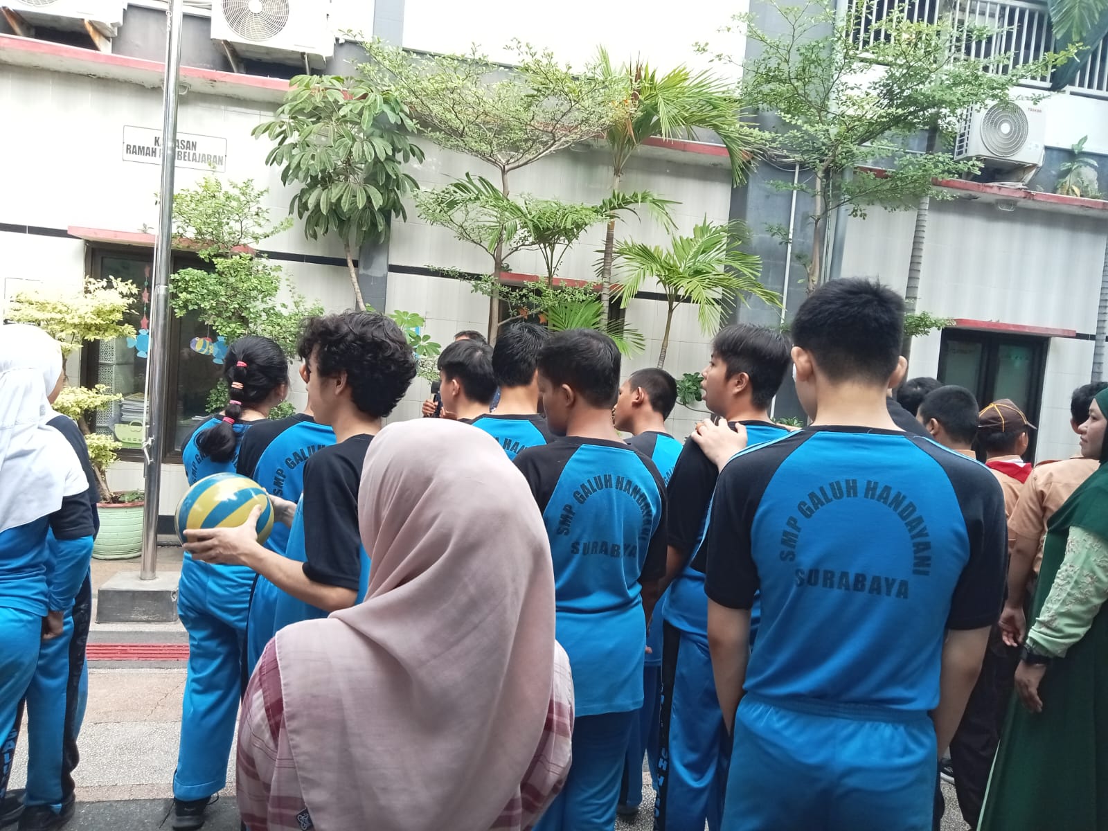 <p>Mendampingi Apel pagi </p>