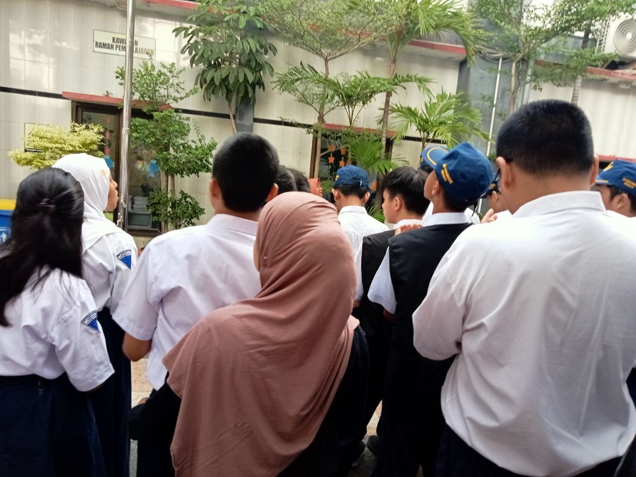 <p>Mendampingi Kegiatan Apel pagi </p>