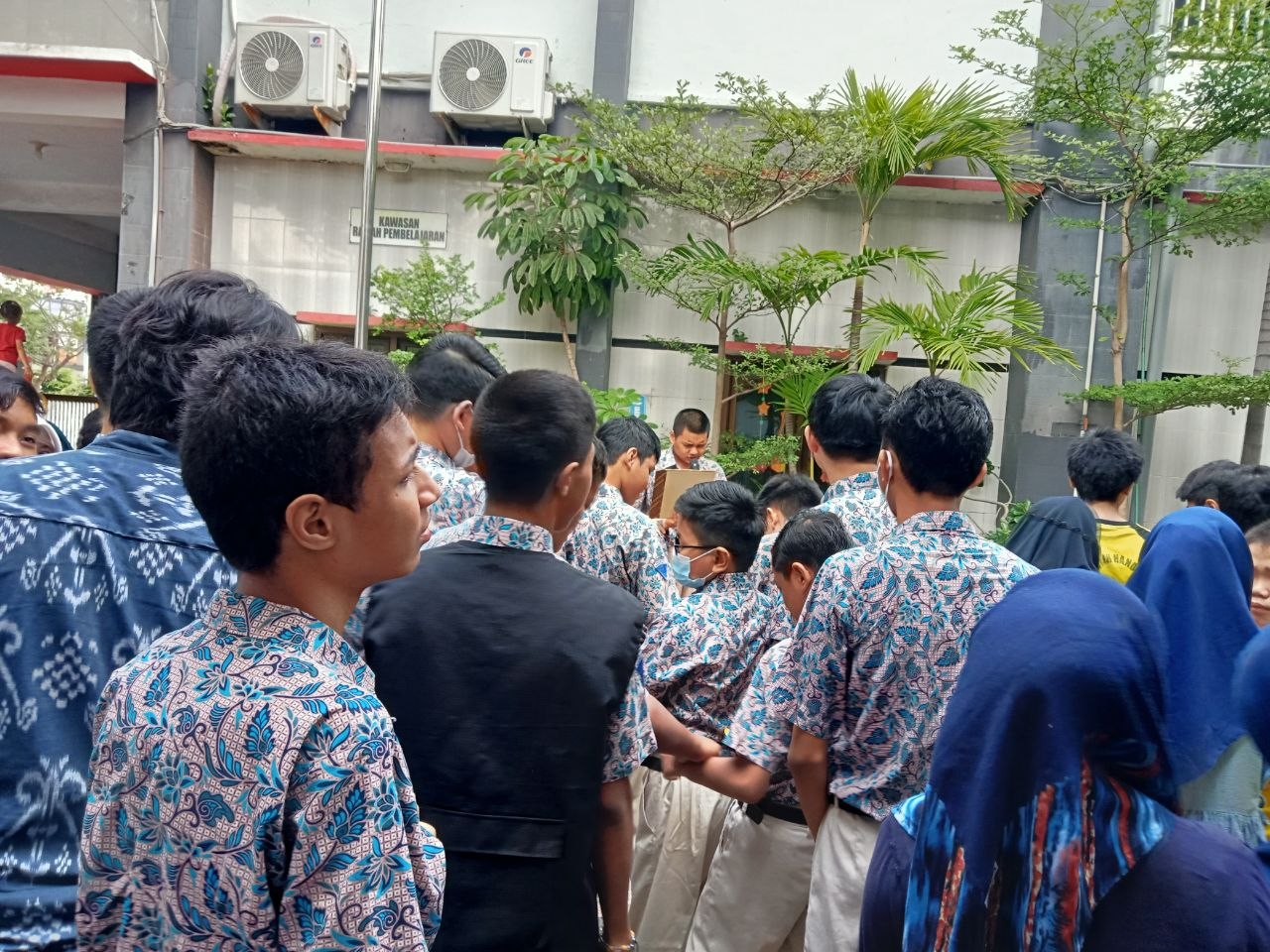 <p>Mendampingi apel pagi </p>