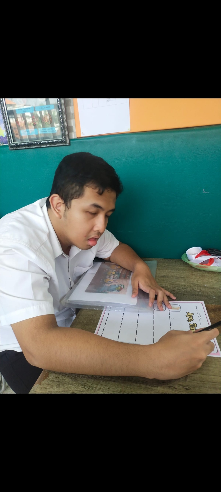 <p>Saya mendampingi Rayhan  F mengerjakan tugas wo...