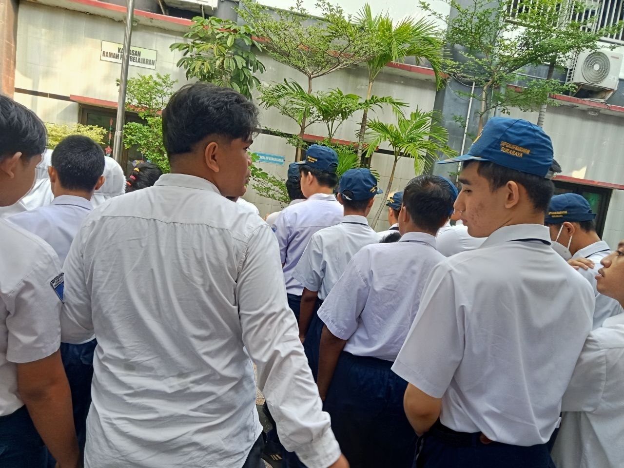 <p>Mendampingi kegiatan Apel Pagi </p>