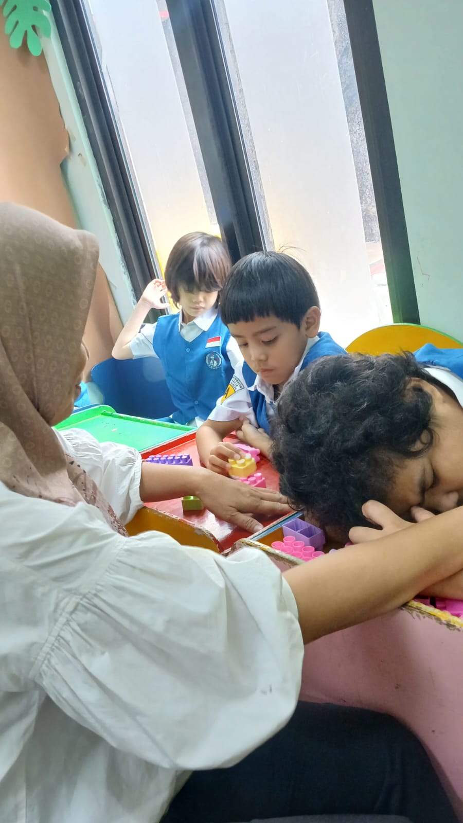 <p>Membantu kegiatan belajar mengajar di kelas bes...