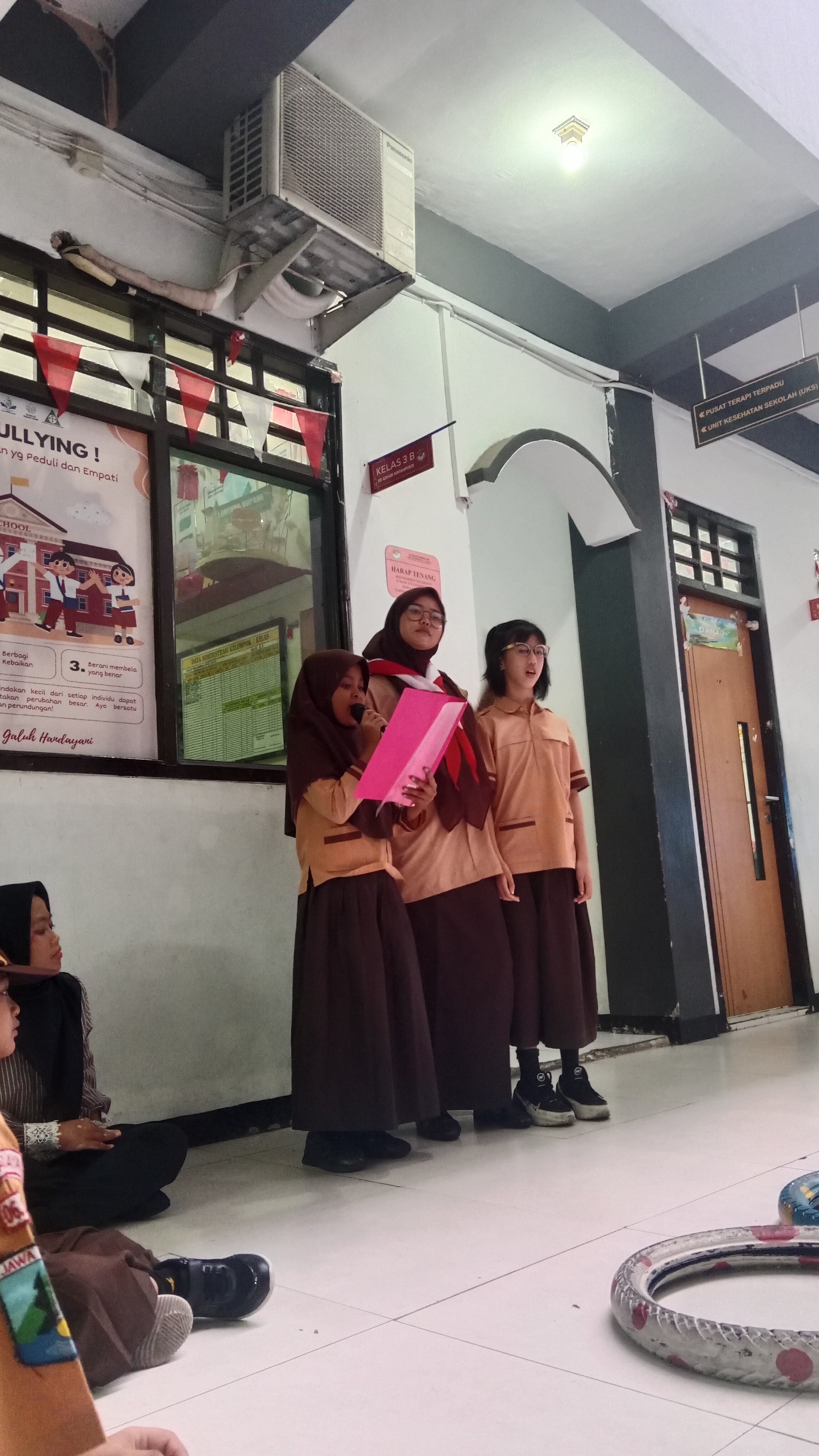 <p>Mendampingi anak-anak dalam kegiatan Pramuka. A...