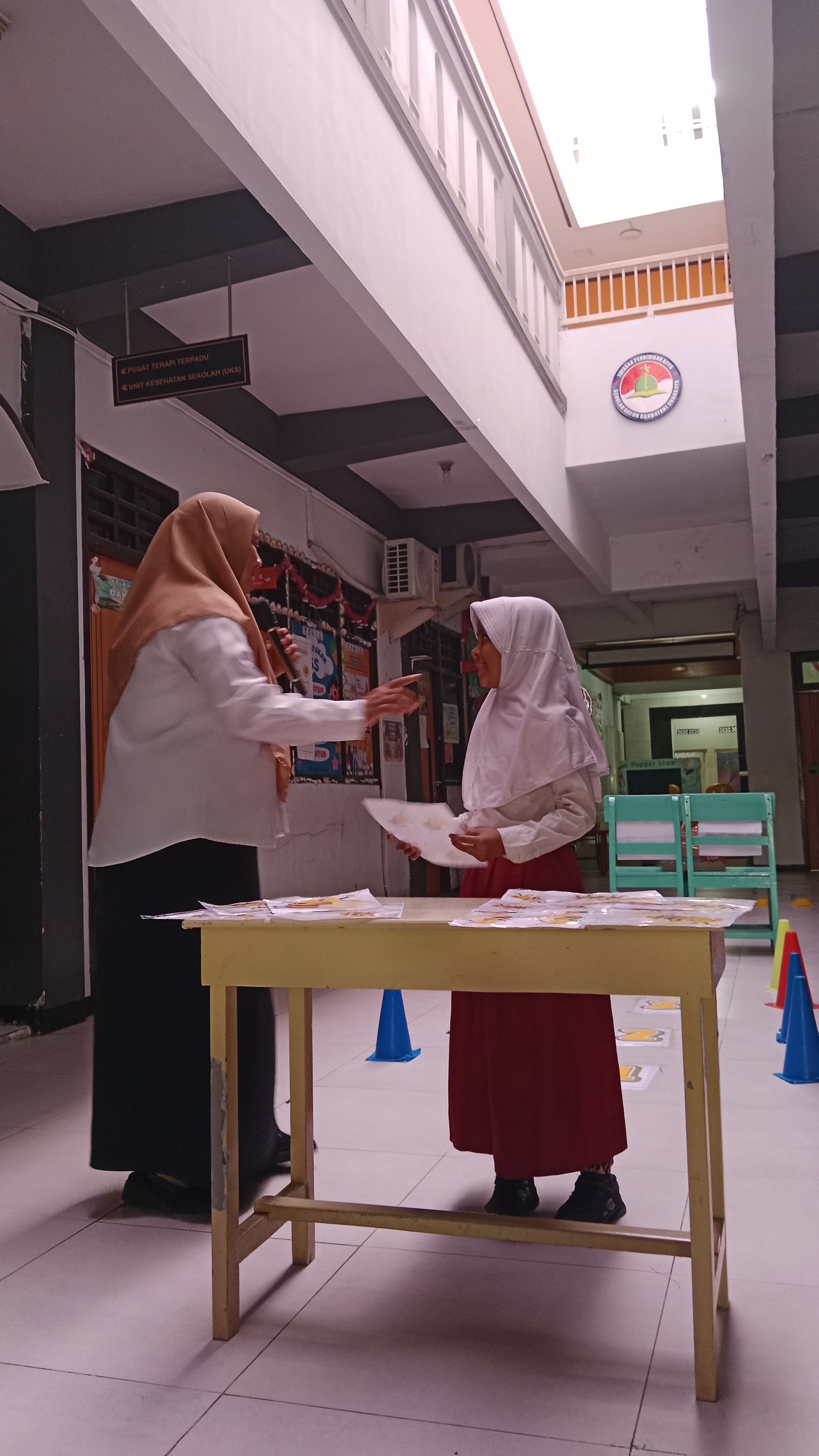 <p>Mendampingi para siswa dalam kegiatan kokurikul...