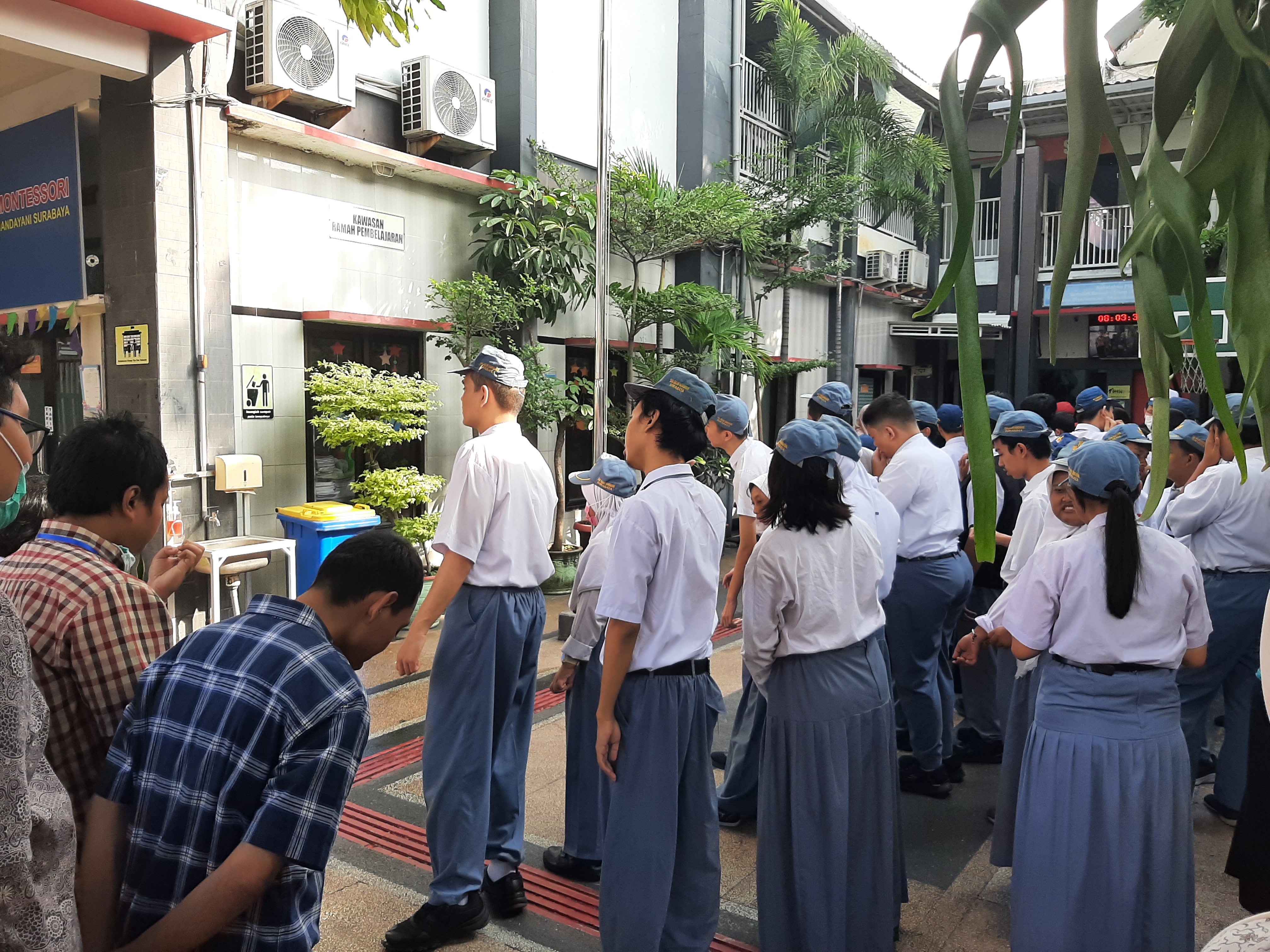 <p>apel pagi melatih kedisiplanan siswa</p>