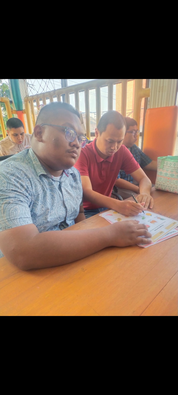 <p>Saya mendampingi anak-anak omisi mengerjakan tu...
