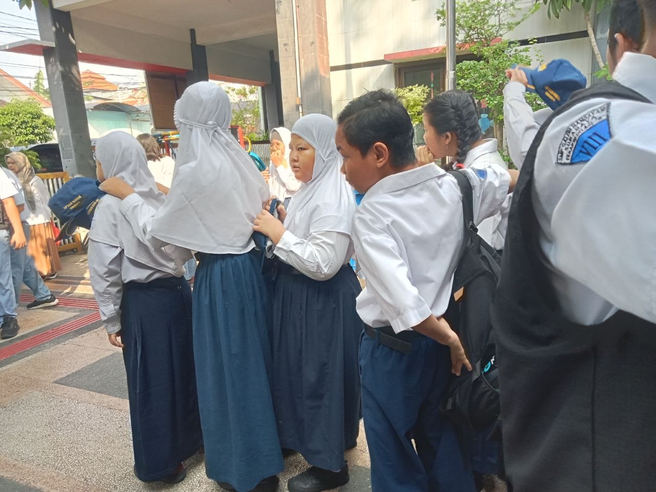 <p>Mendampingi apel pagi </p>