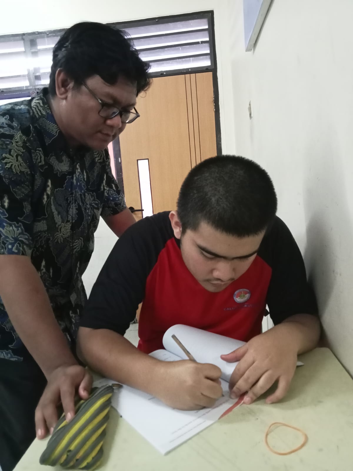 <p>Mendampingi serta membantu raihan mengerjakan b...