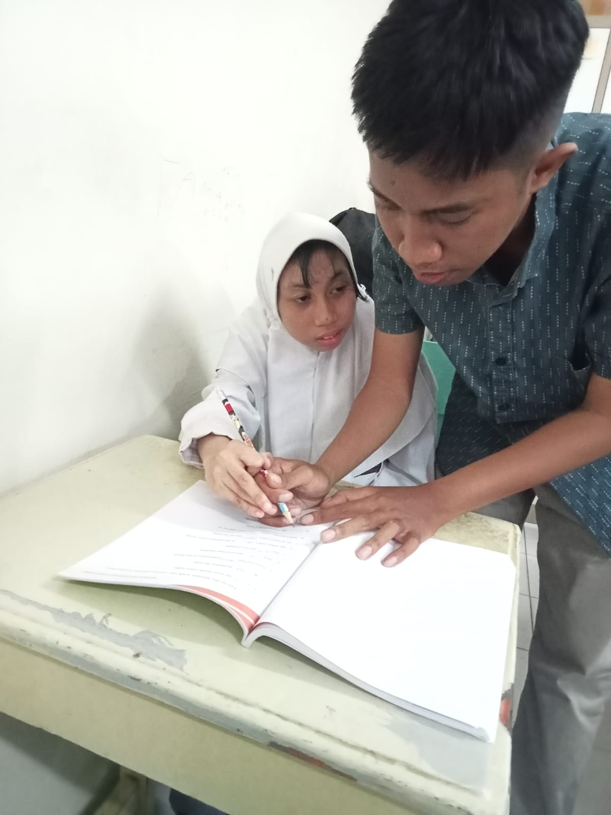 <p>Mendampingi siswa kelas XI dalam proses belajar...