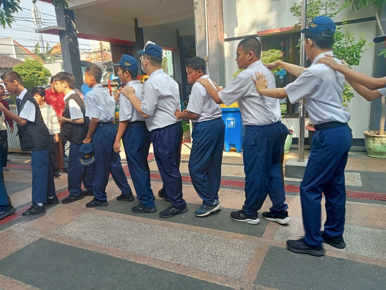 <p>Mendampingi kegiatan apel pagi </p>