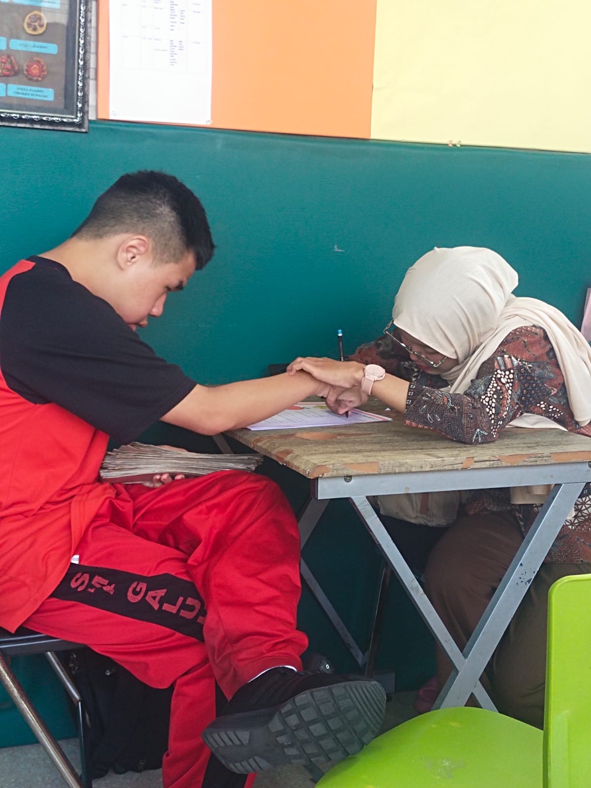 <p>Mendampingi hendrawan belajar</p>