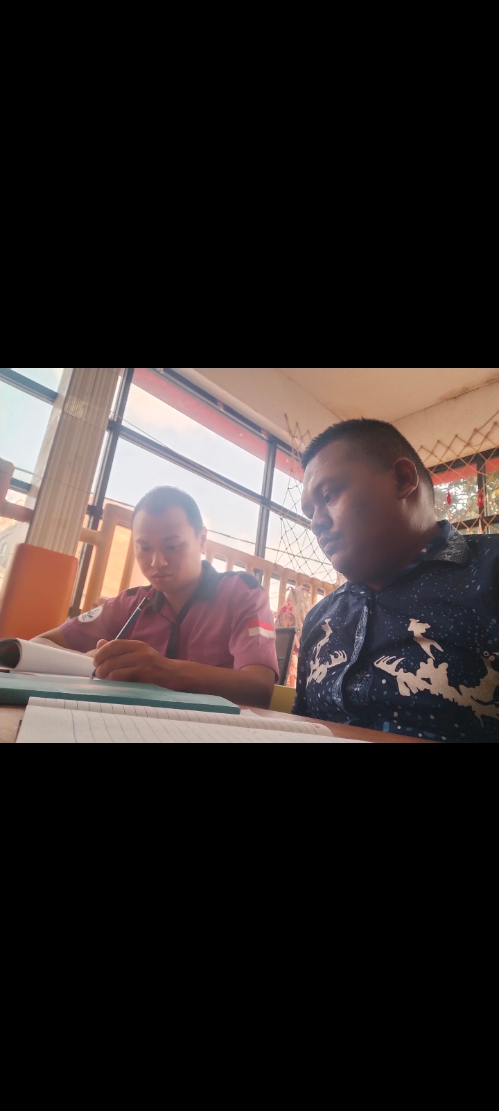<p>Mendampingi chorus dan Hendrawan mengerjakan bu...