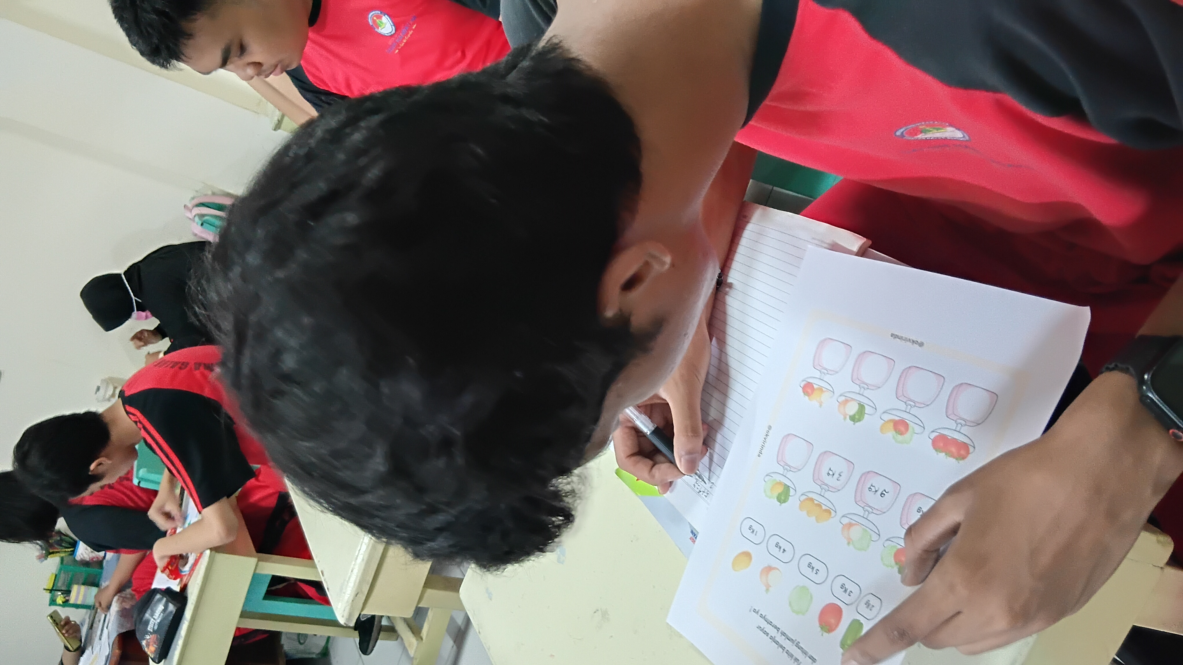 <p>Mendampingi siswa kelas XI dalam proses pembela...
