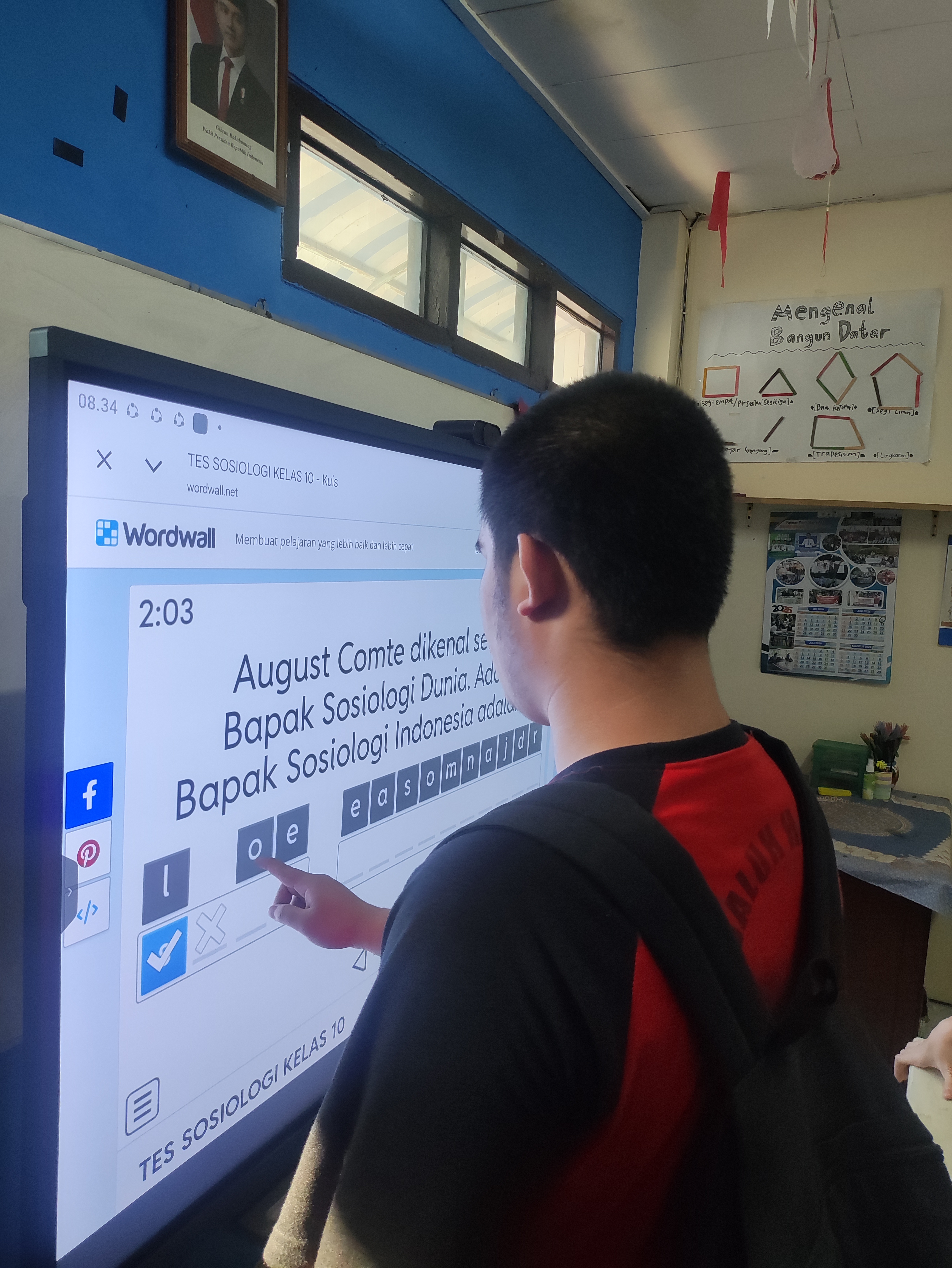 <p>Membantu raihan mengerjakan soal </p>
