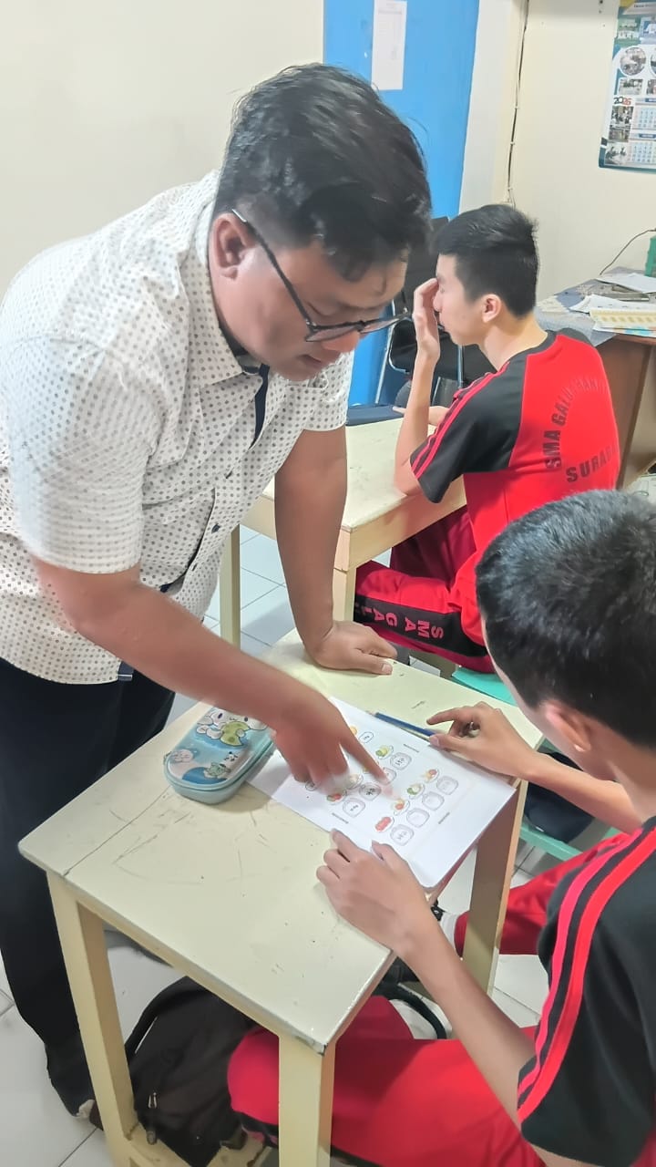 <p>Mendampingi serta membantu diki mengerjakan wor...