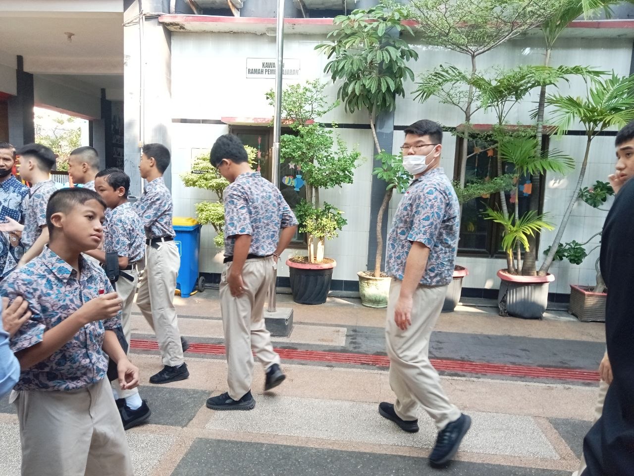 <p>Mendampingi kegiatan apel pagi </p>