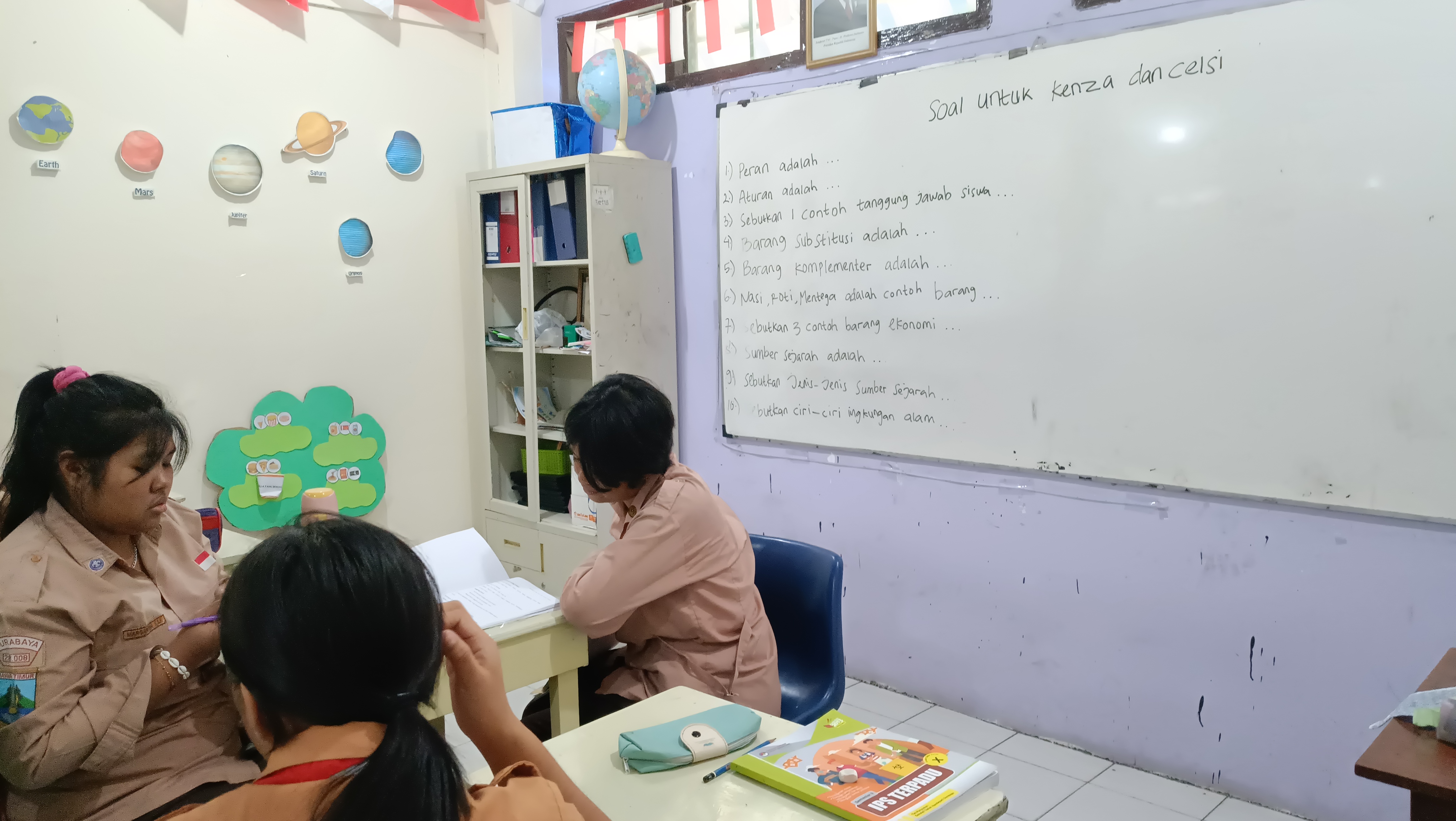 <p>Memberikan latihan soal persiapan Penilaian Sum...