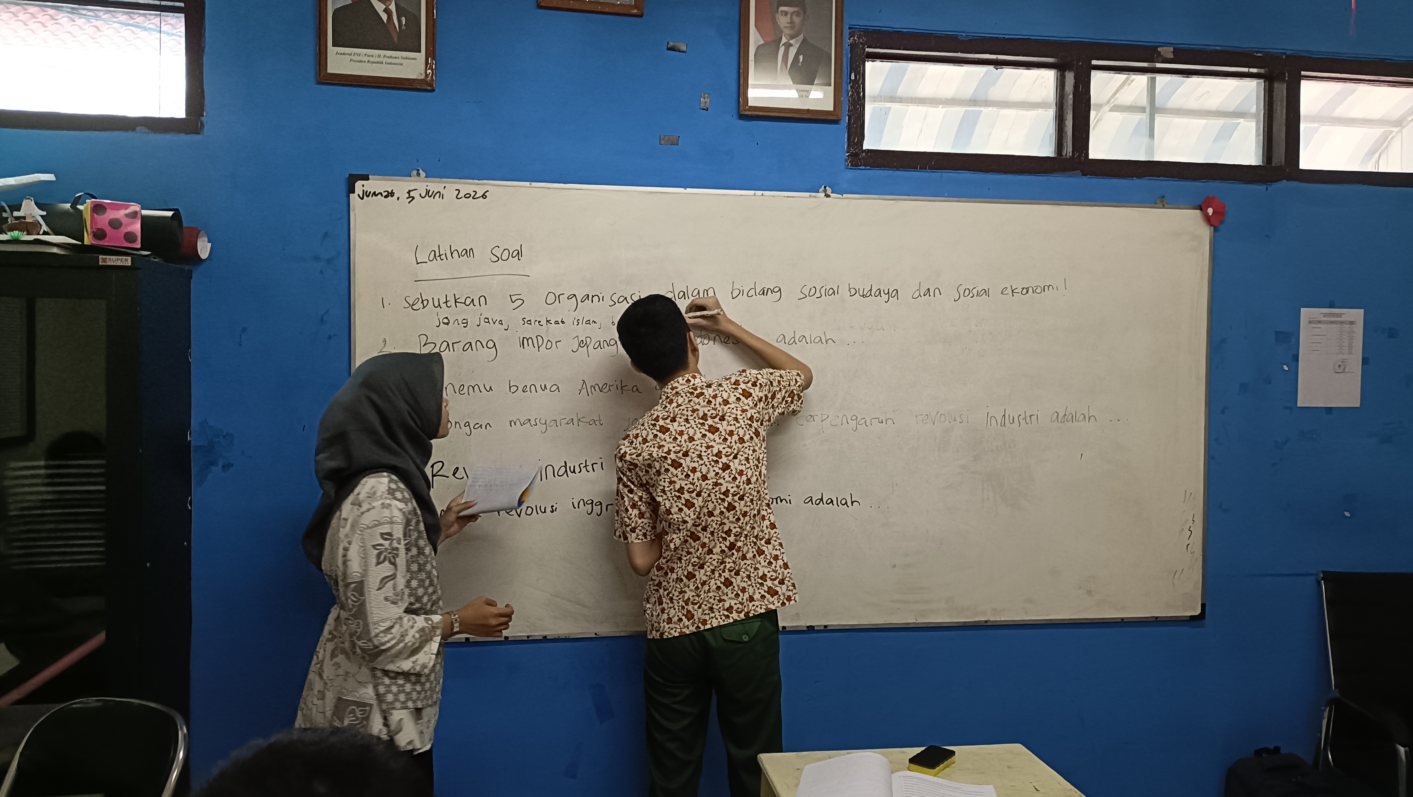 <p>Peserta didik kelas XI mengerjakan latihan soal...