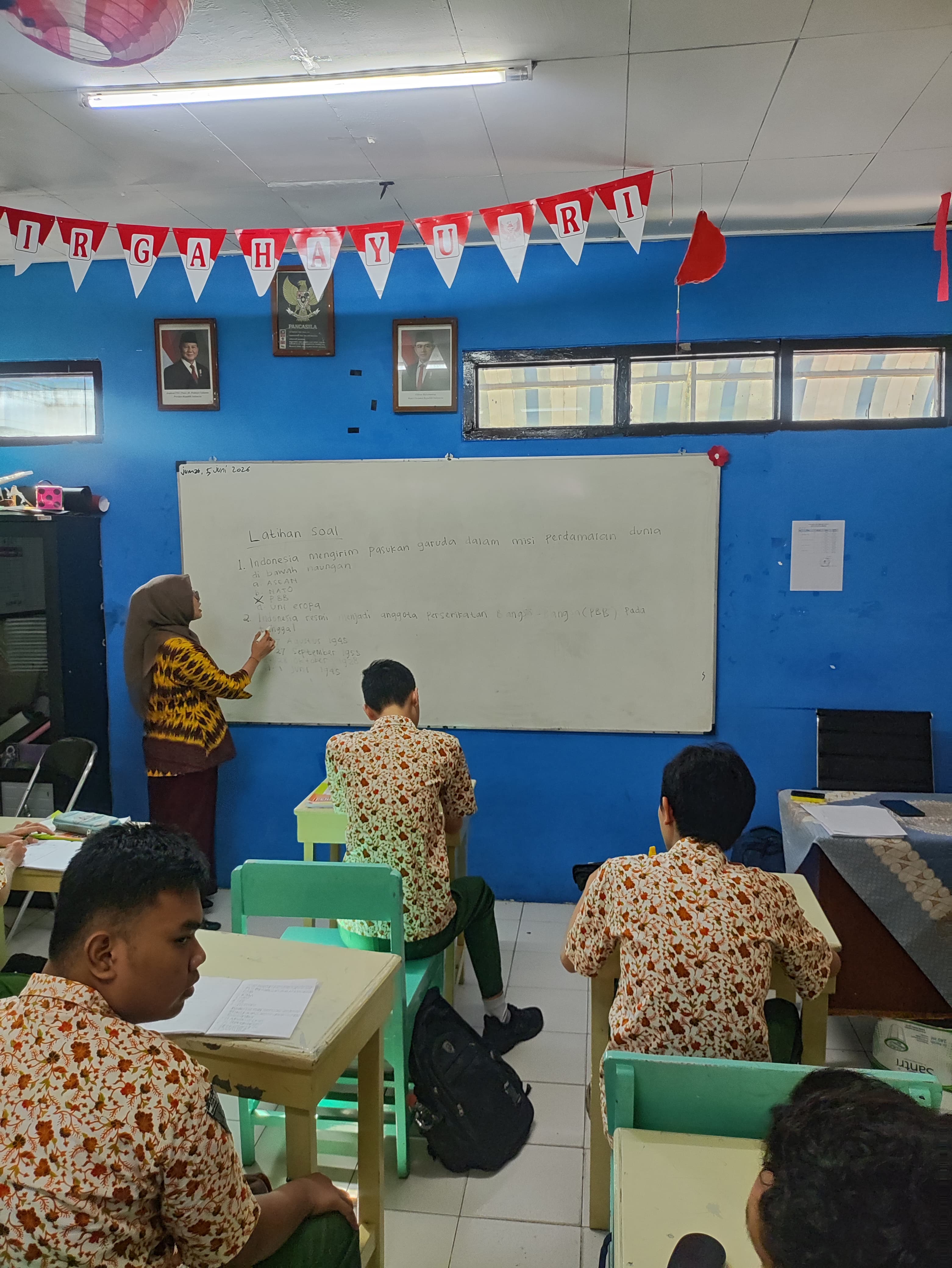 <p>Peserta didik kelas XI mengerjakan latihan soal...