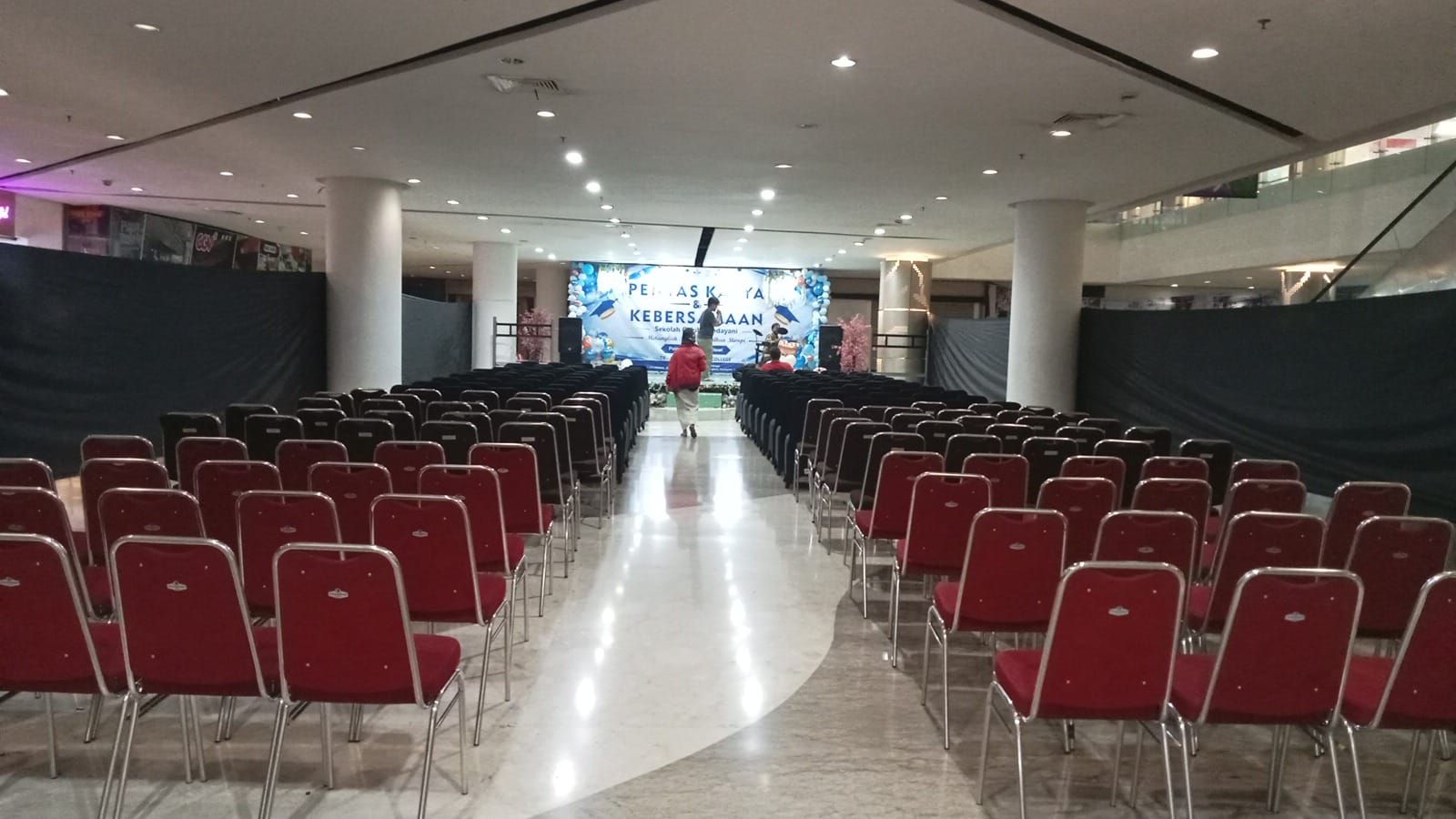 <p>Menata ruangan, kursi untuk sie perlengkapan di...