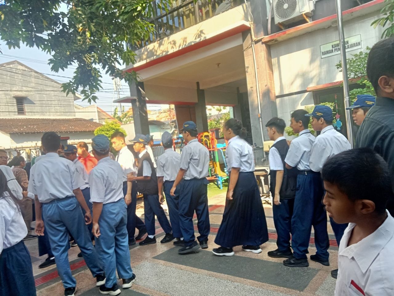 <p>Mendampingi Kegiatan Apel Pagi </p>