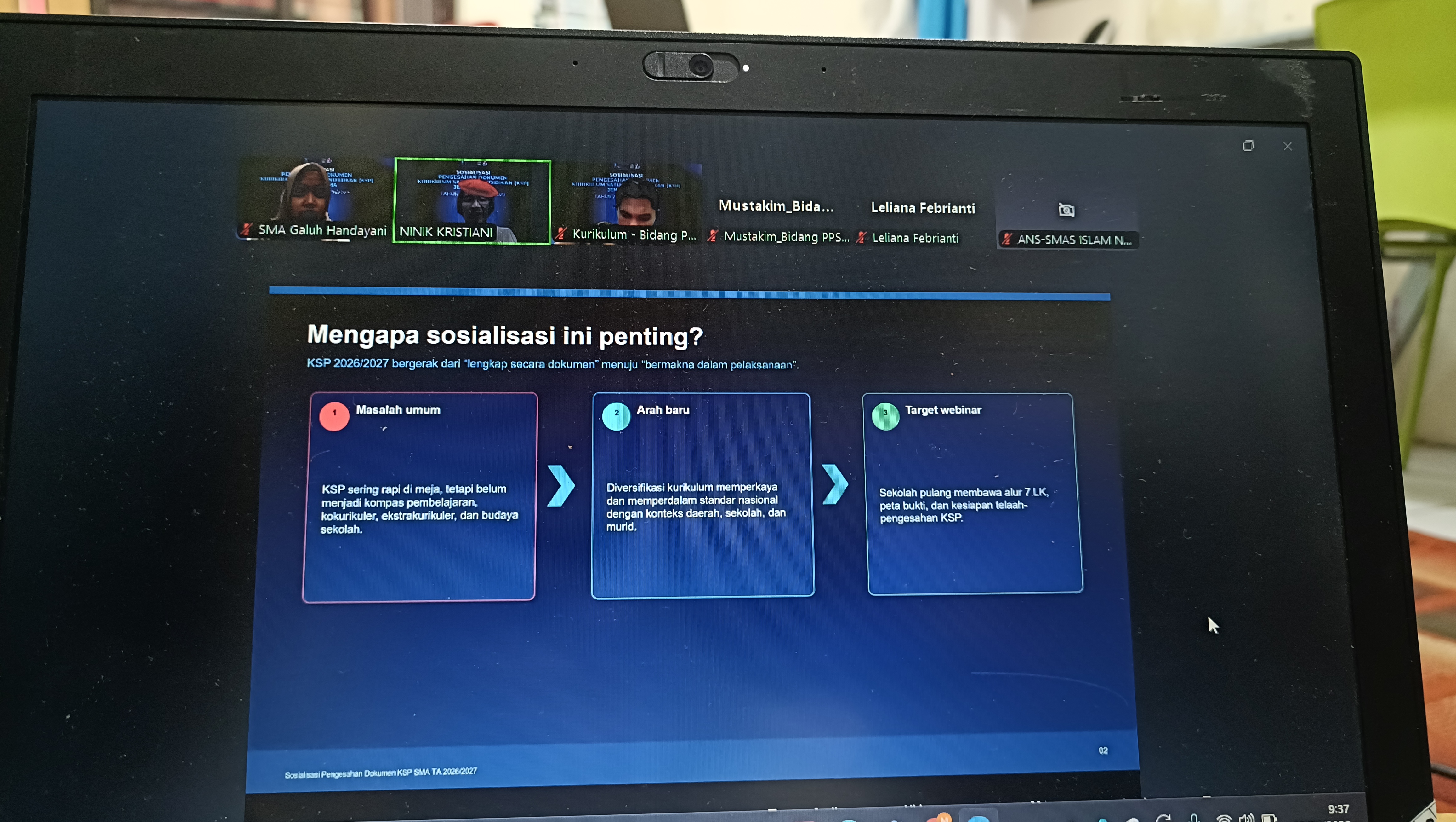 <p>Mengikuti zoom sosialisasi pengesahan dokumen k...