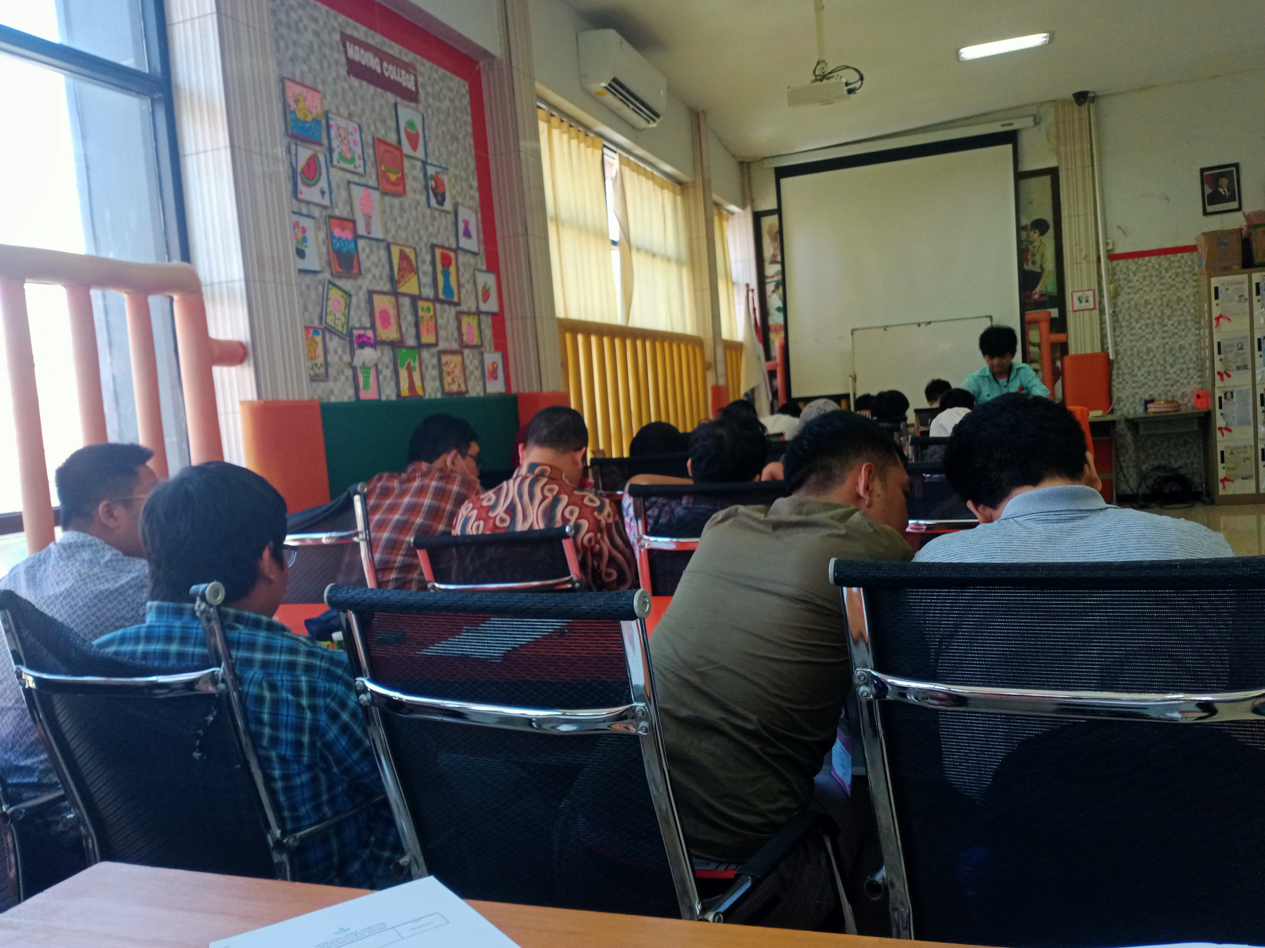 <p>Saya menjaga anak-anak yang pas bina diri regul...