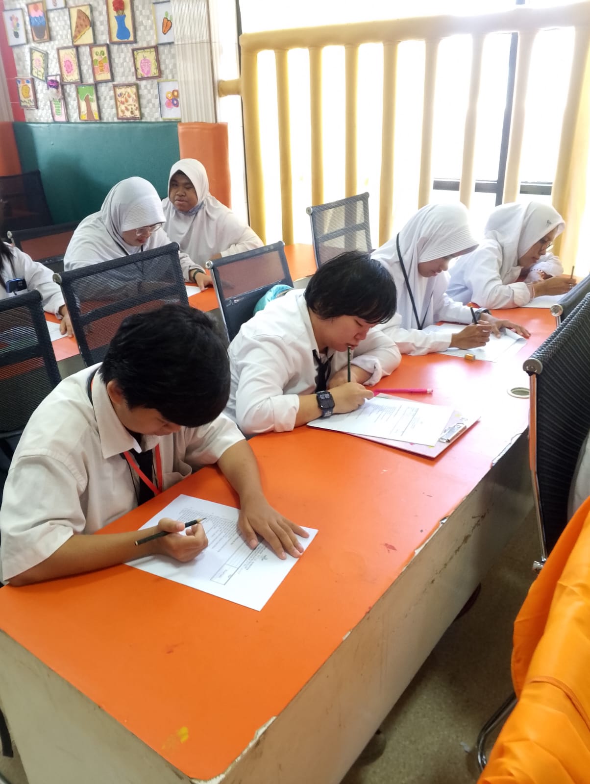 <p>Anak-anak melaksanakan PAS, membantuk eva, rayh...