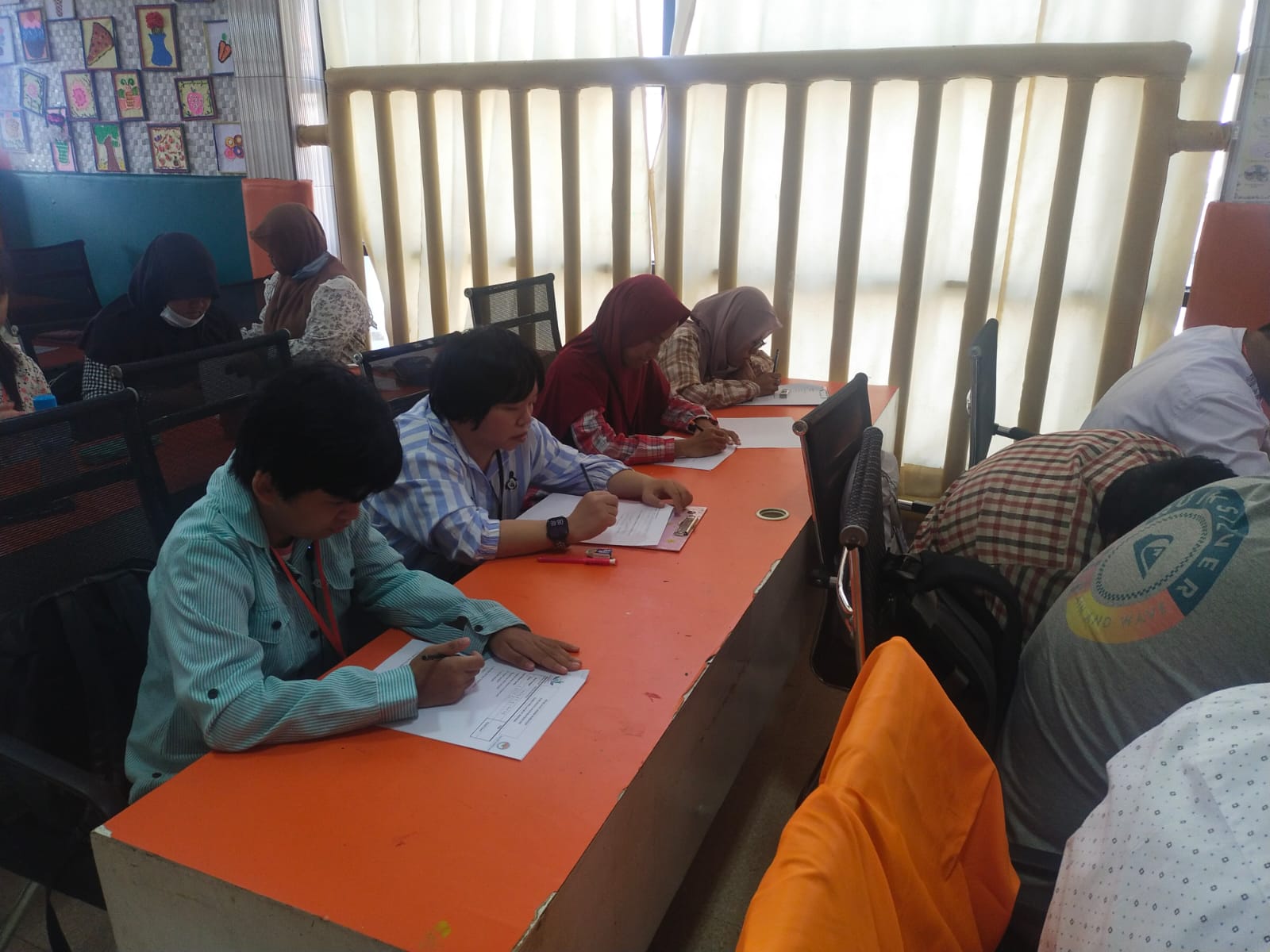 <p>Siswa melakukan ujian PAS, mendampingi, tisya,...