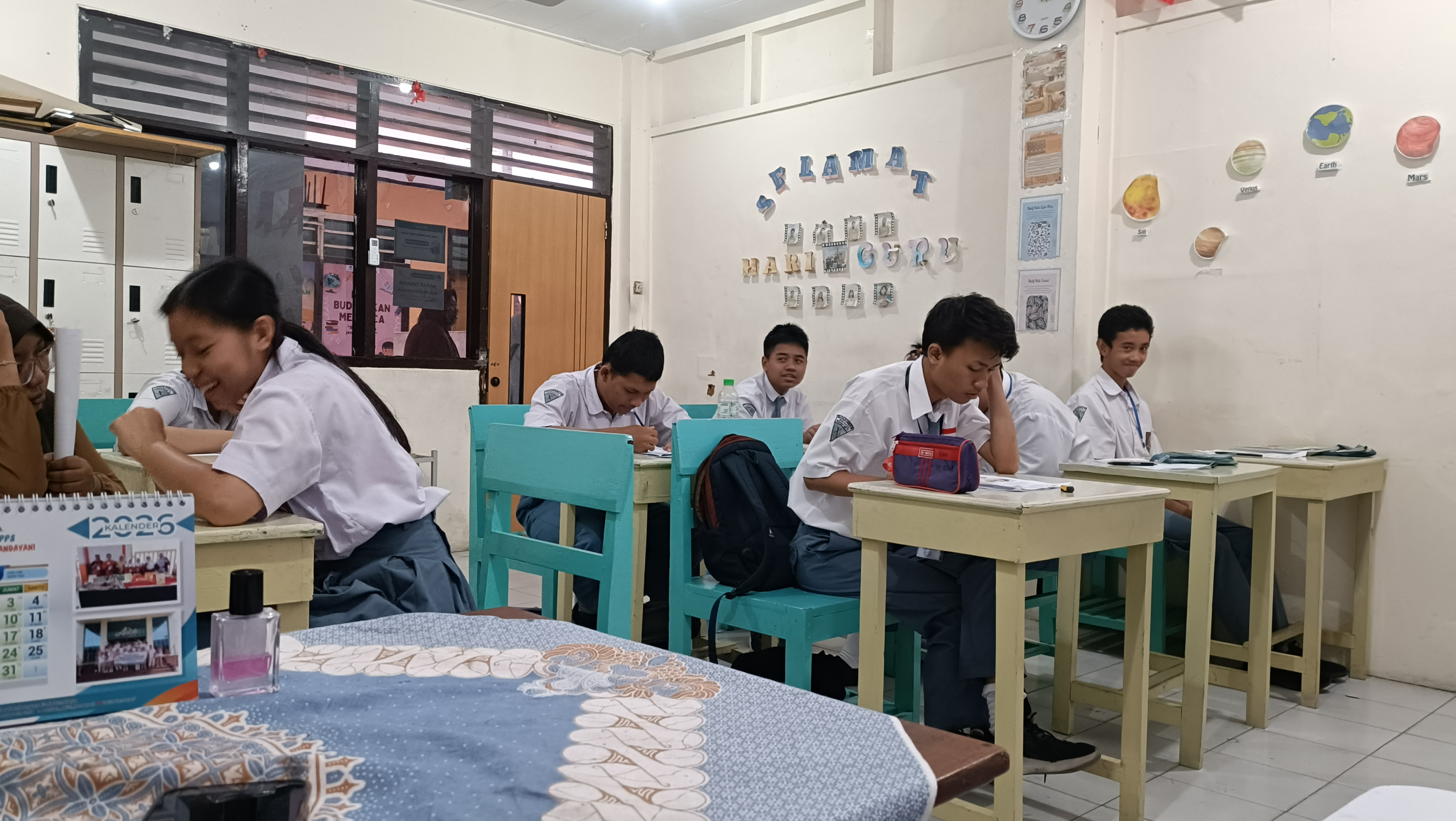 <p>Mengawasi Penilaian Sumatif Akhir tahun mata pe...