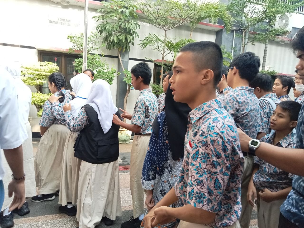 <p>Mendampingi kegiatan apel pagi </p>