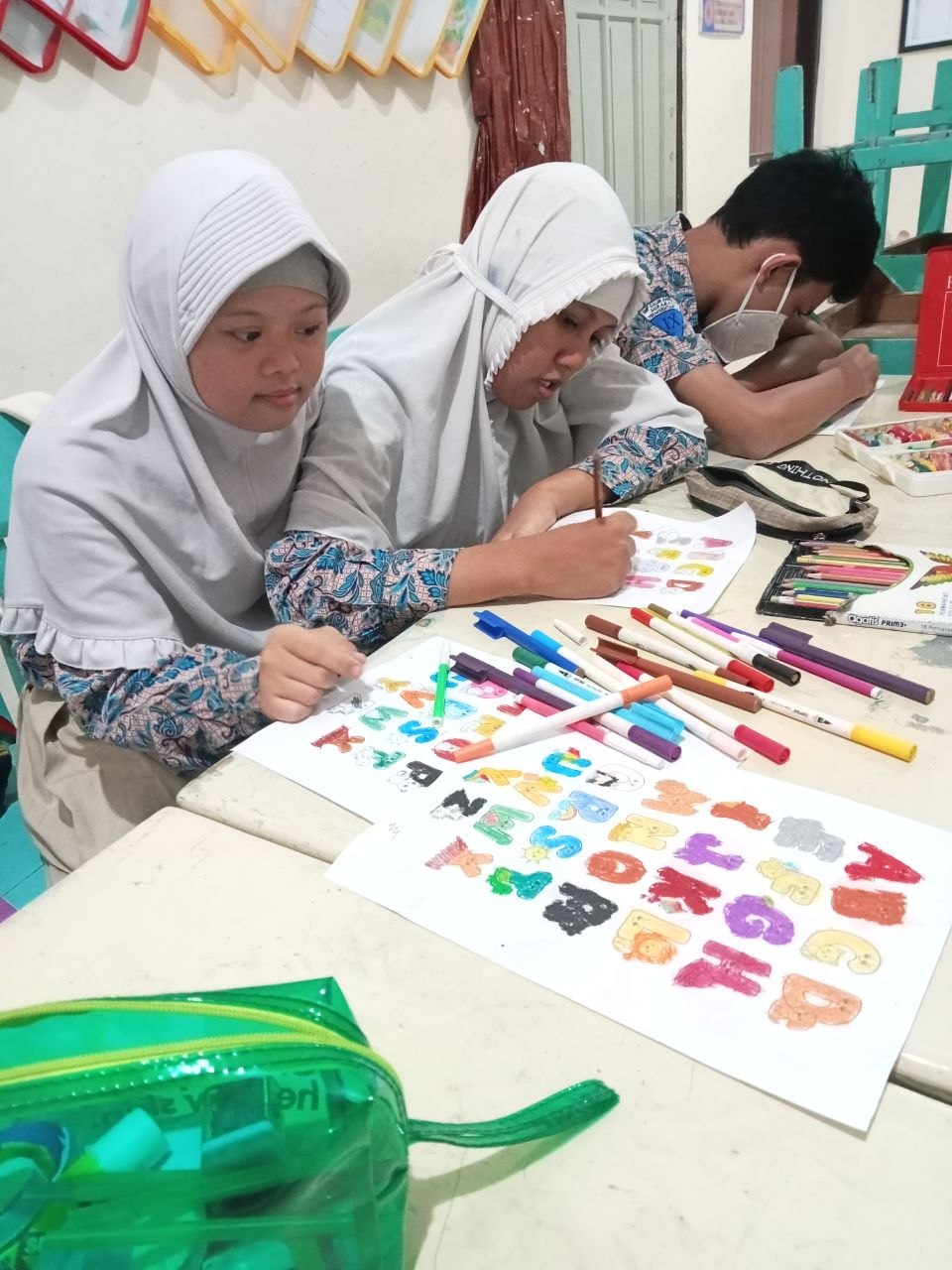 <p>Mendampingi kelas 9 mewarnai huruf</p>
