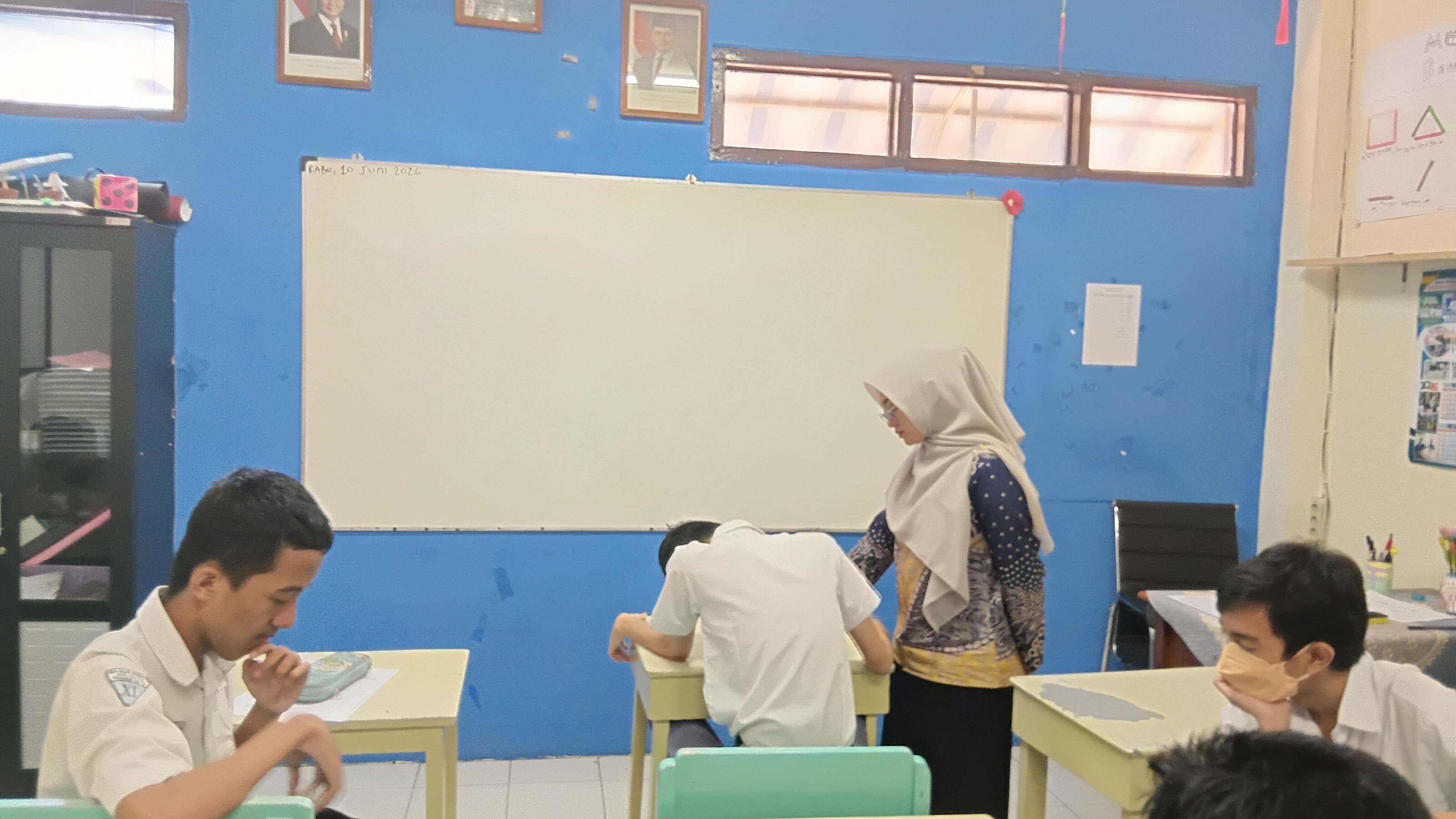 <p>Melaksanakan tugas sebagai pengawas ujian SAT u...