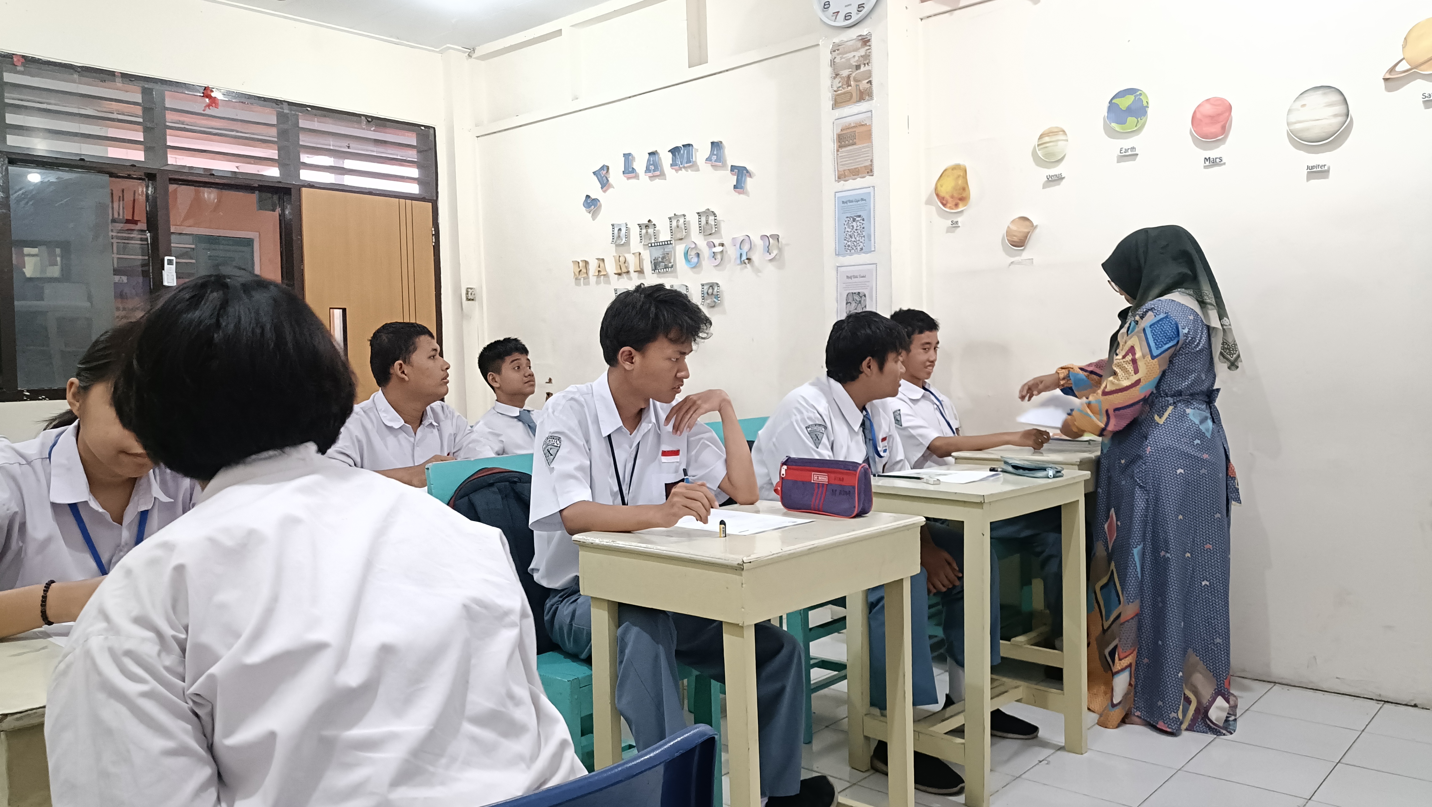 <p>Mengawasi Penilaian Sumatif Akhir Tahun kelas X...