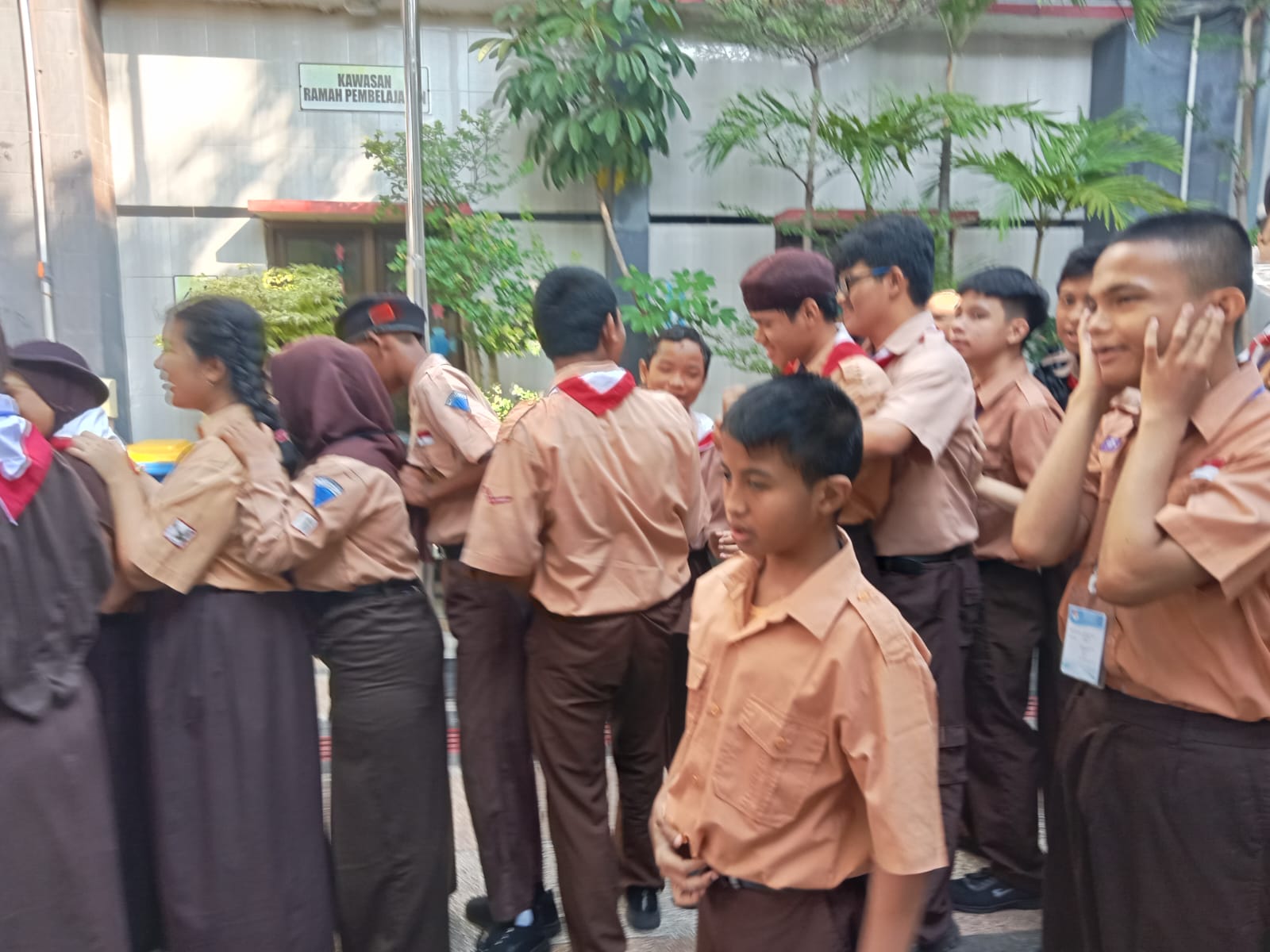 <p>Mendampingi kegiatan apel pagi </p>