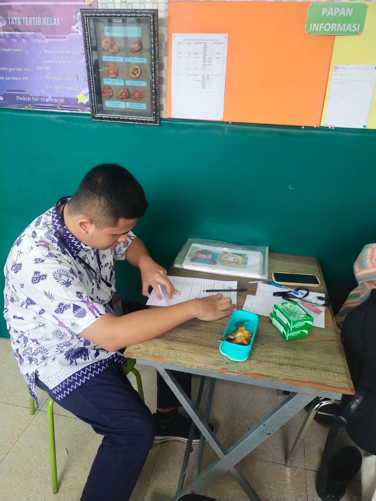 <p>Mendampingi rayhan mengerjakan PAS PJOK hari ke...