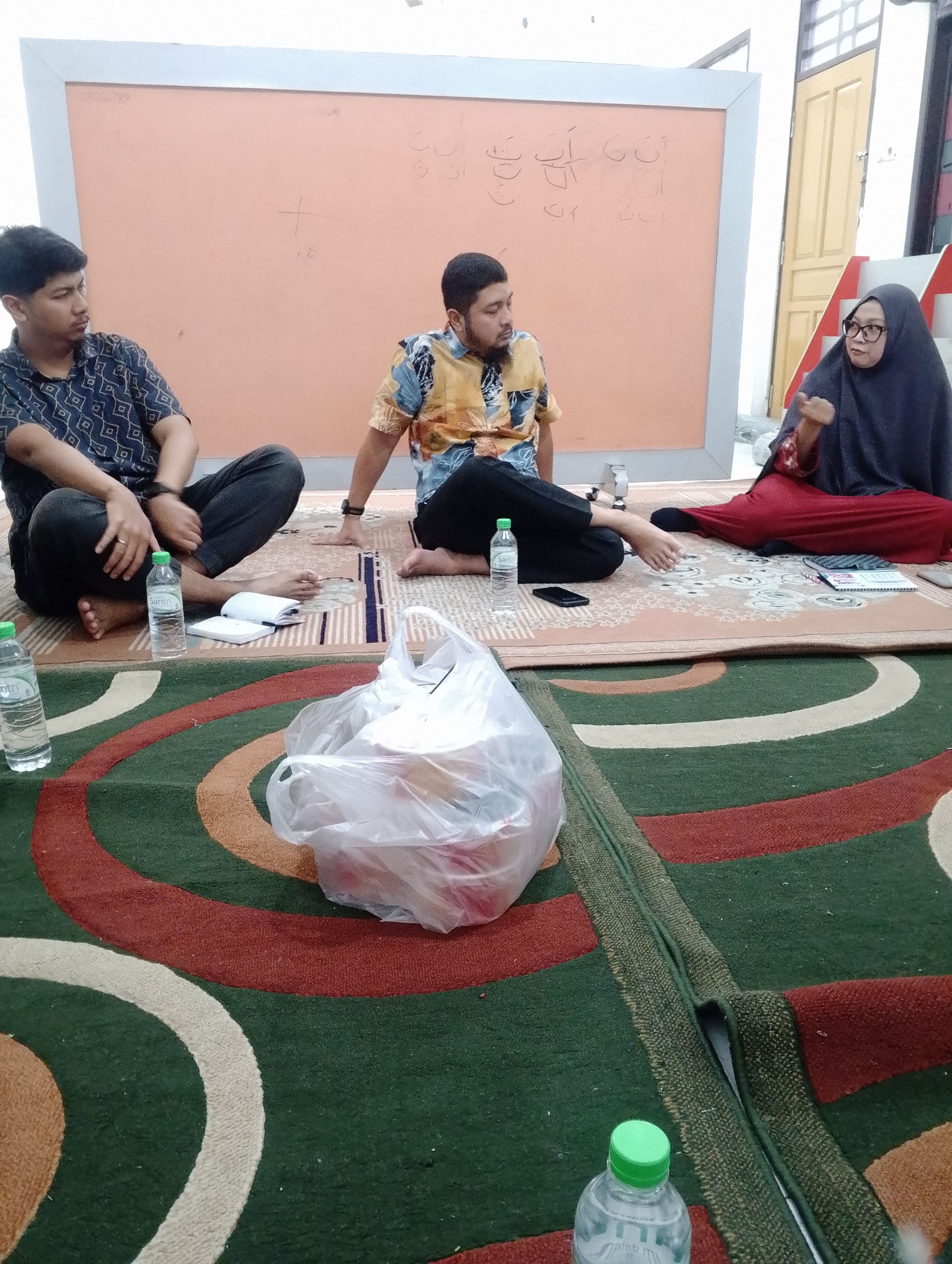 <p>Rapat dengan yayasan </p>
