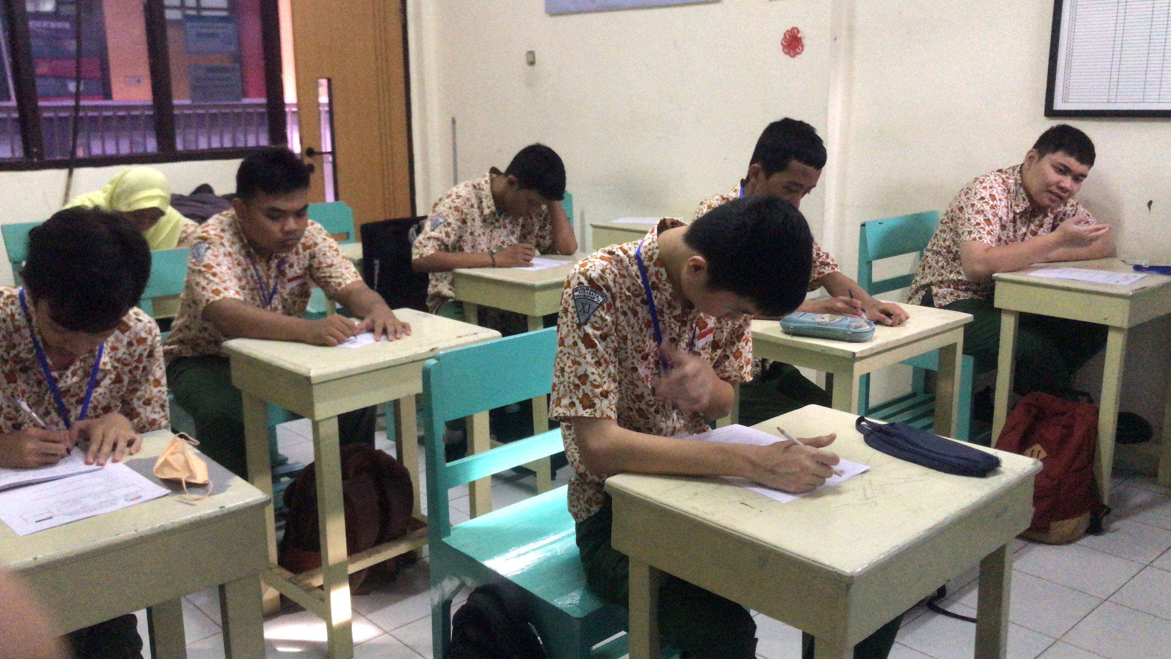 <p>Melaksanakan tugas sebagai pengawas ujian SAT u...