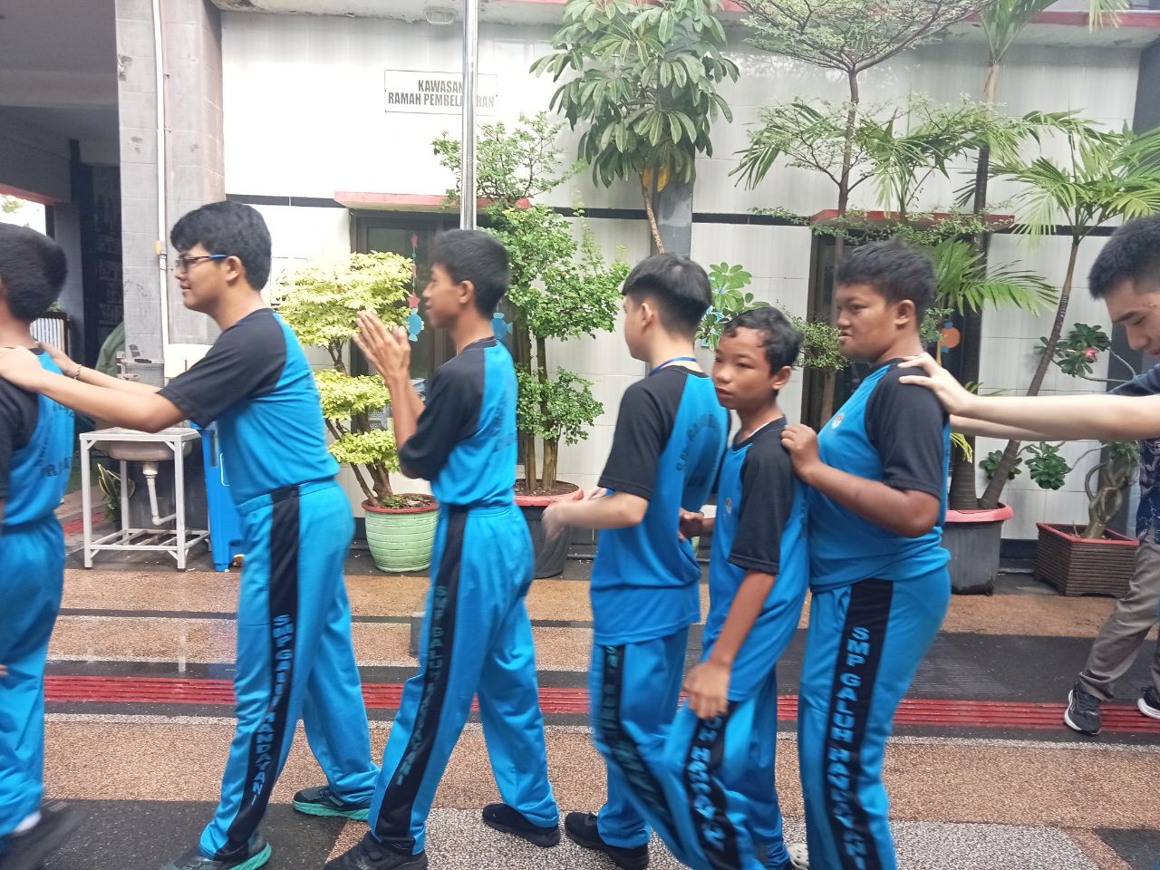 <p>Mendampingi kegiatan apel pagi </p>