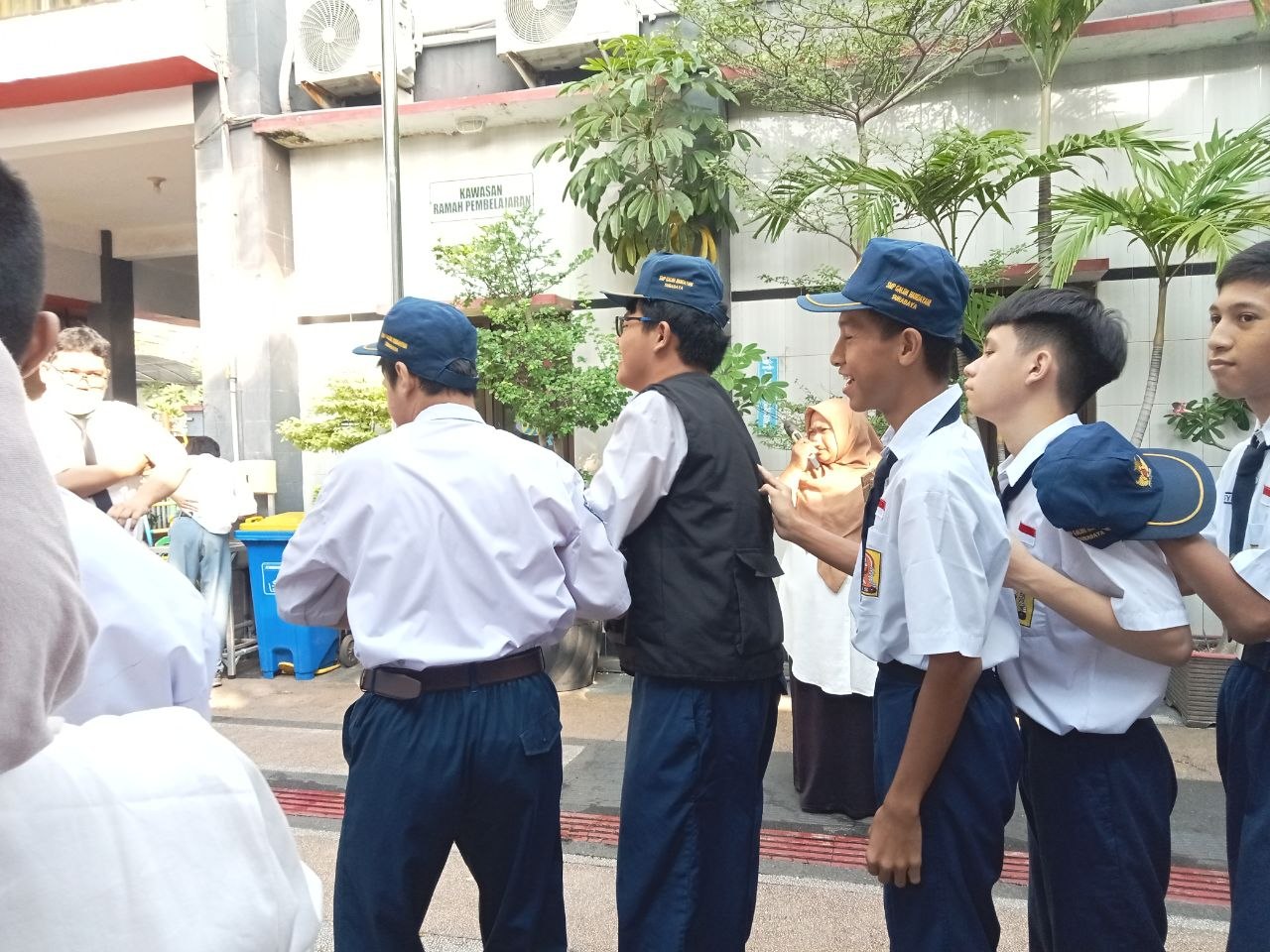 <p>Mendampingi kegiatan apel pagi </p>