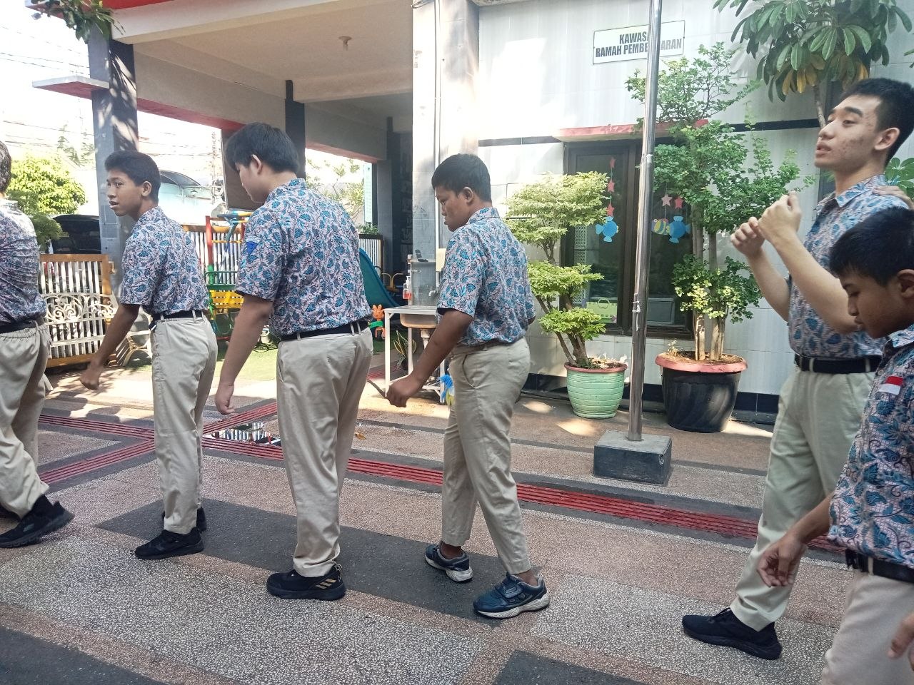 <p>mendampingi kegiatan apel pagi </p>