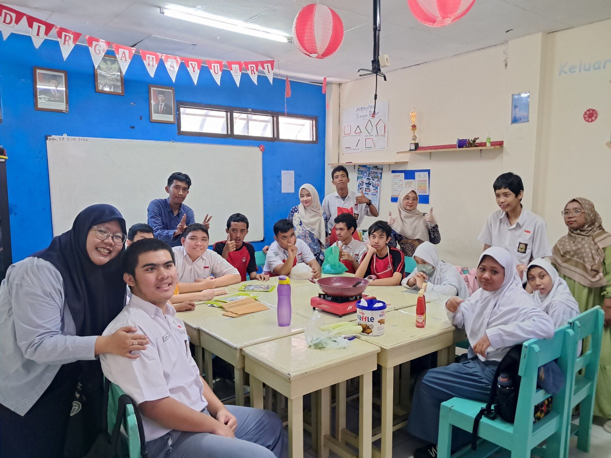 <p>Mendampingi peserta didik dalam kegiatan cookin...