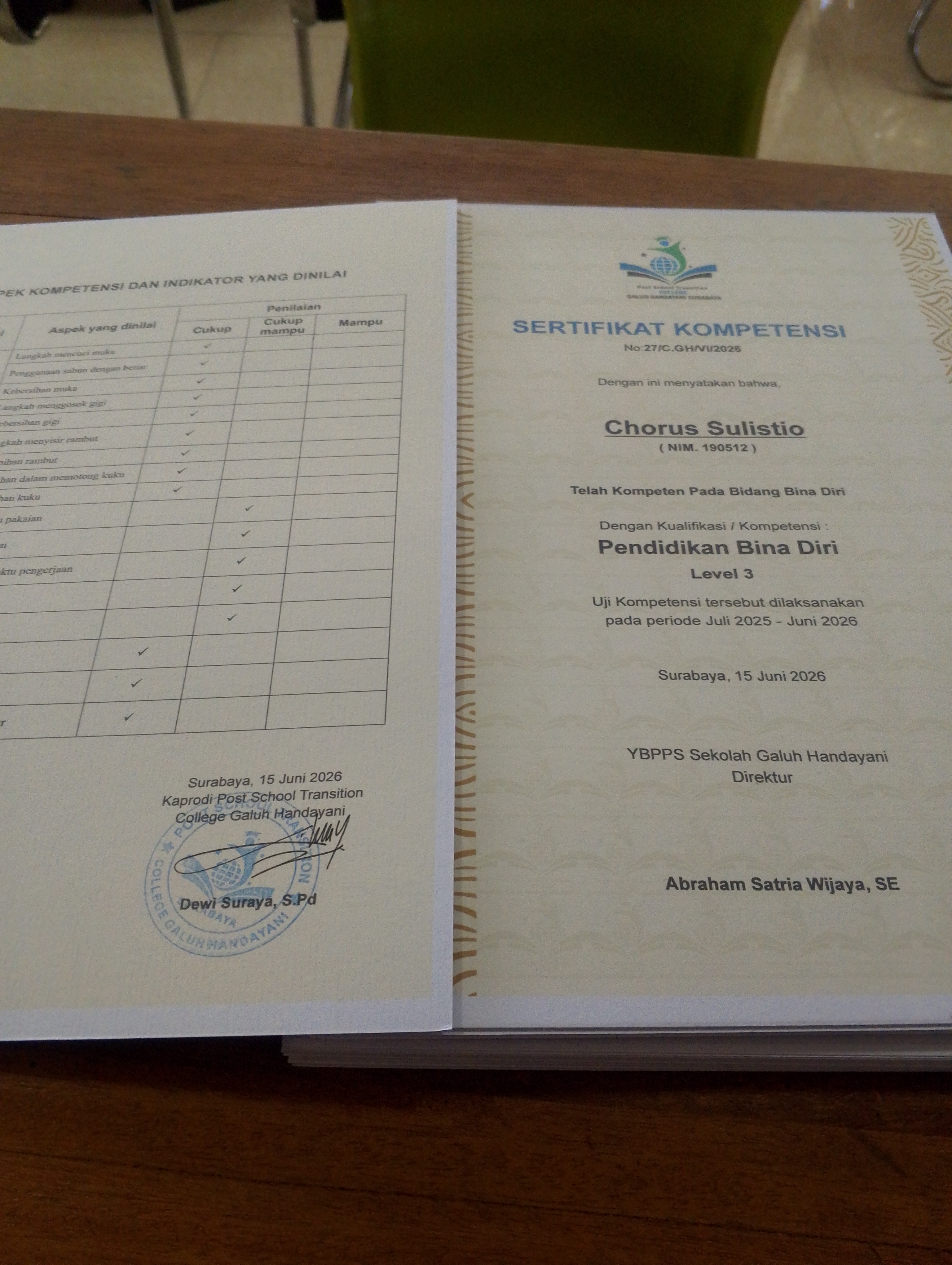 <p>Tanda tangan dan menyetempel sertifikat ujk</p>