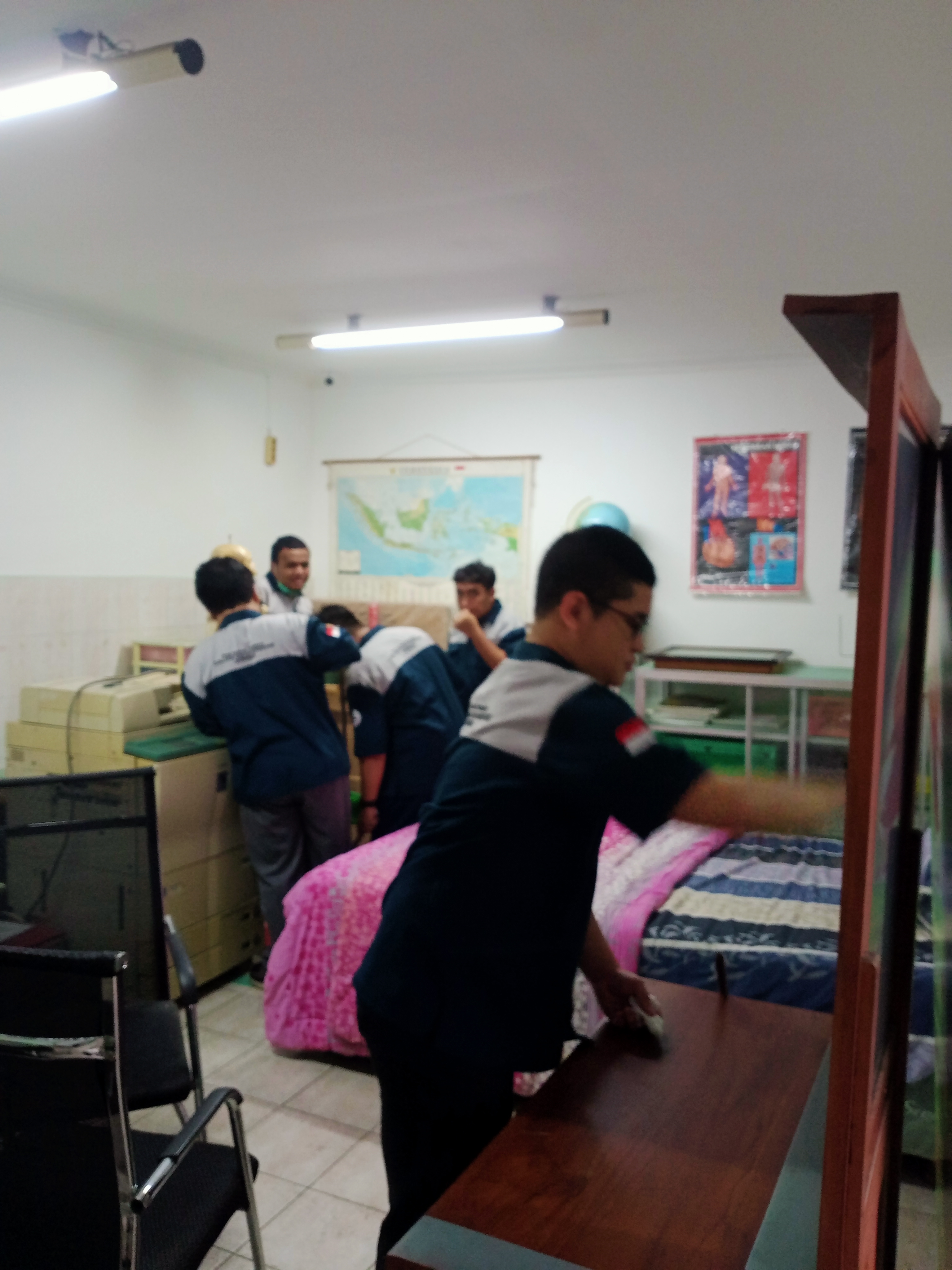 <p>Anak-anak sedang membersihkan ruangan laborator...