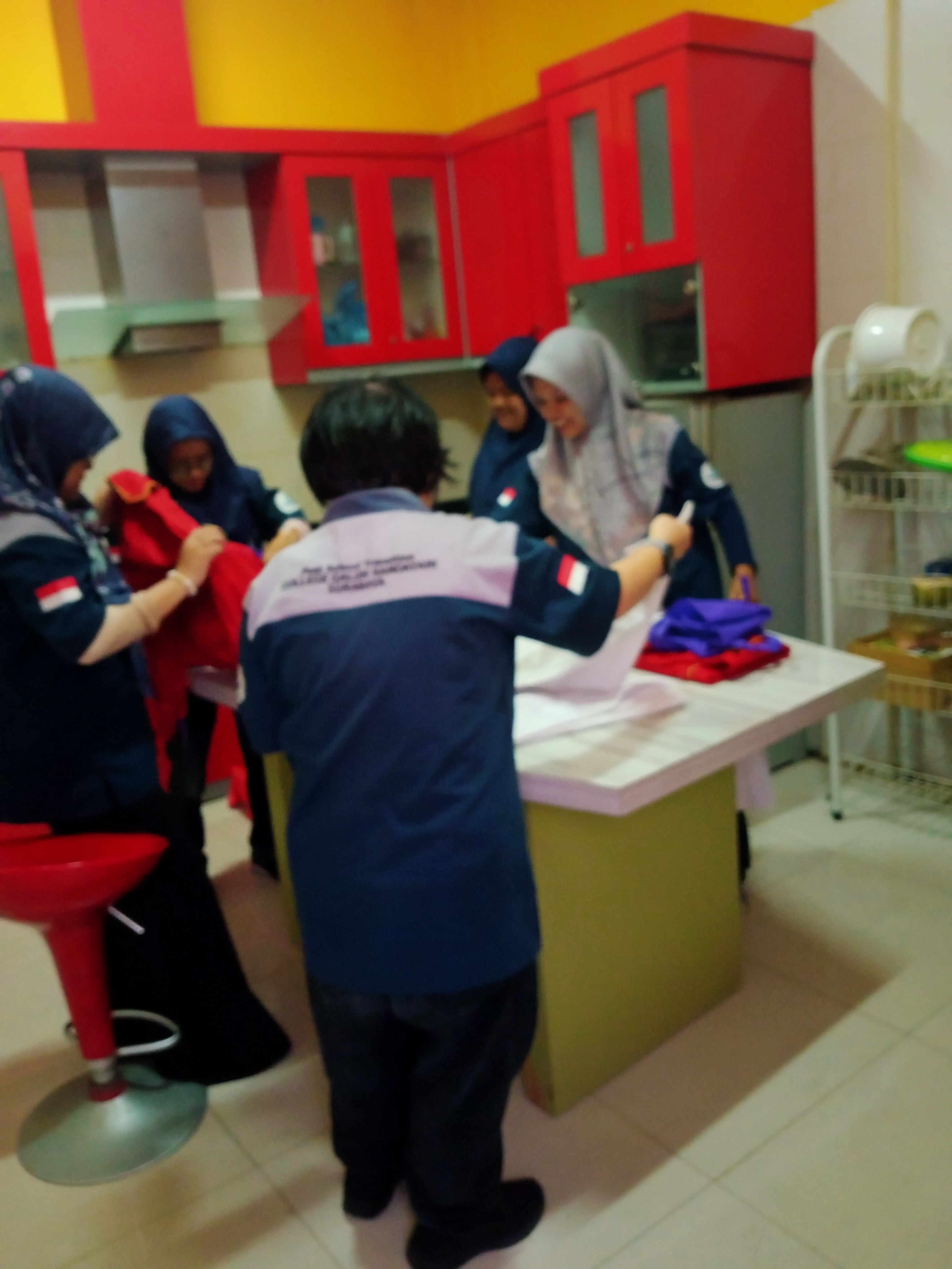 <p>Saya  memantau anak-anak sedang kerja bakti di...