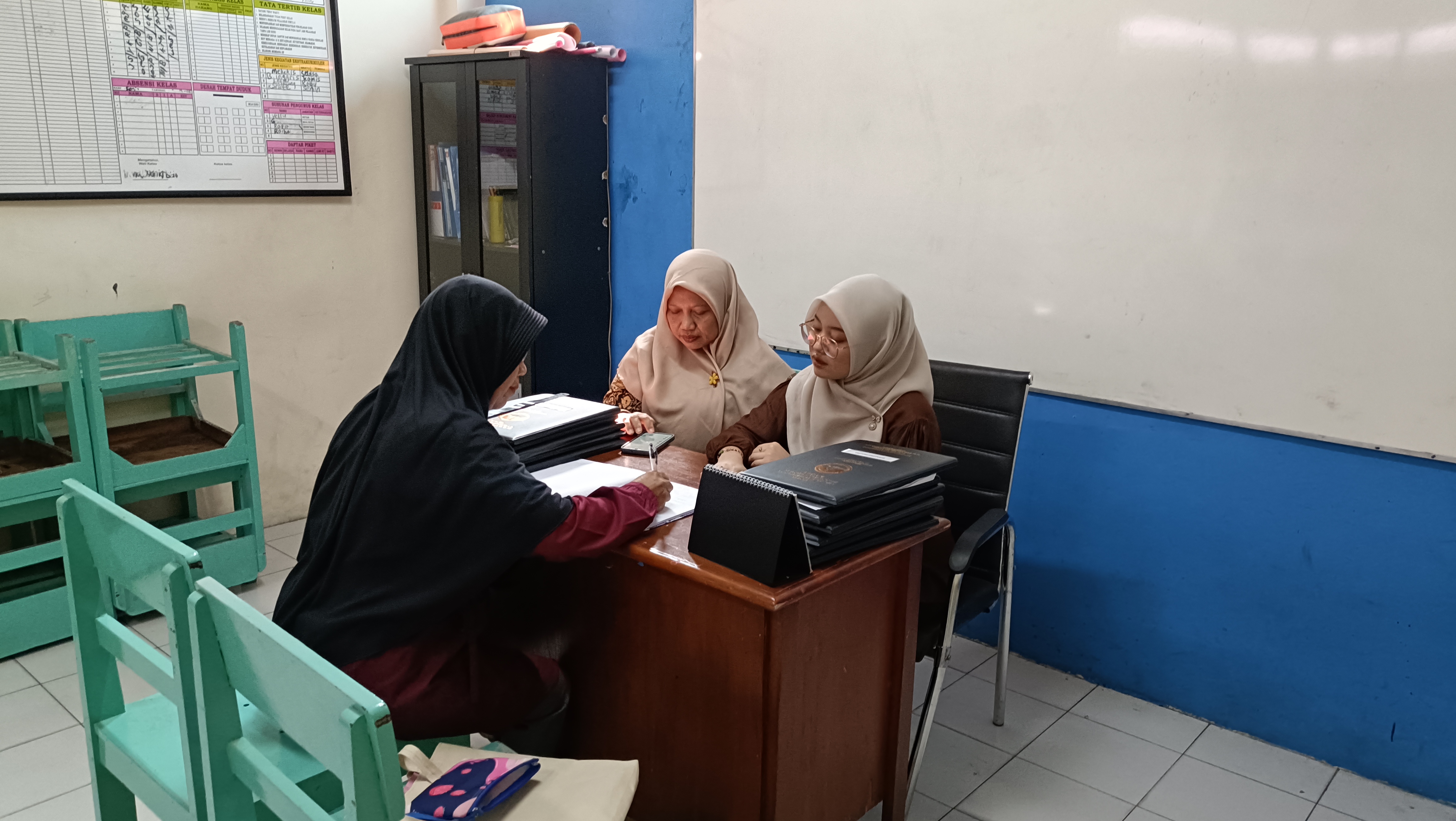 <p>Melaksanakan kegiatan penerimaan rapor bagi pes...