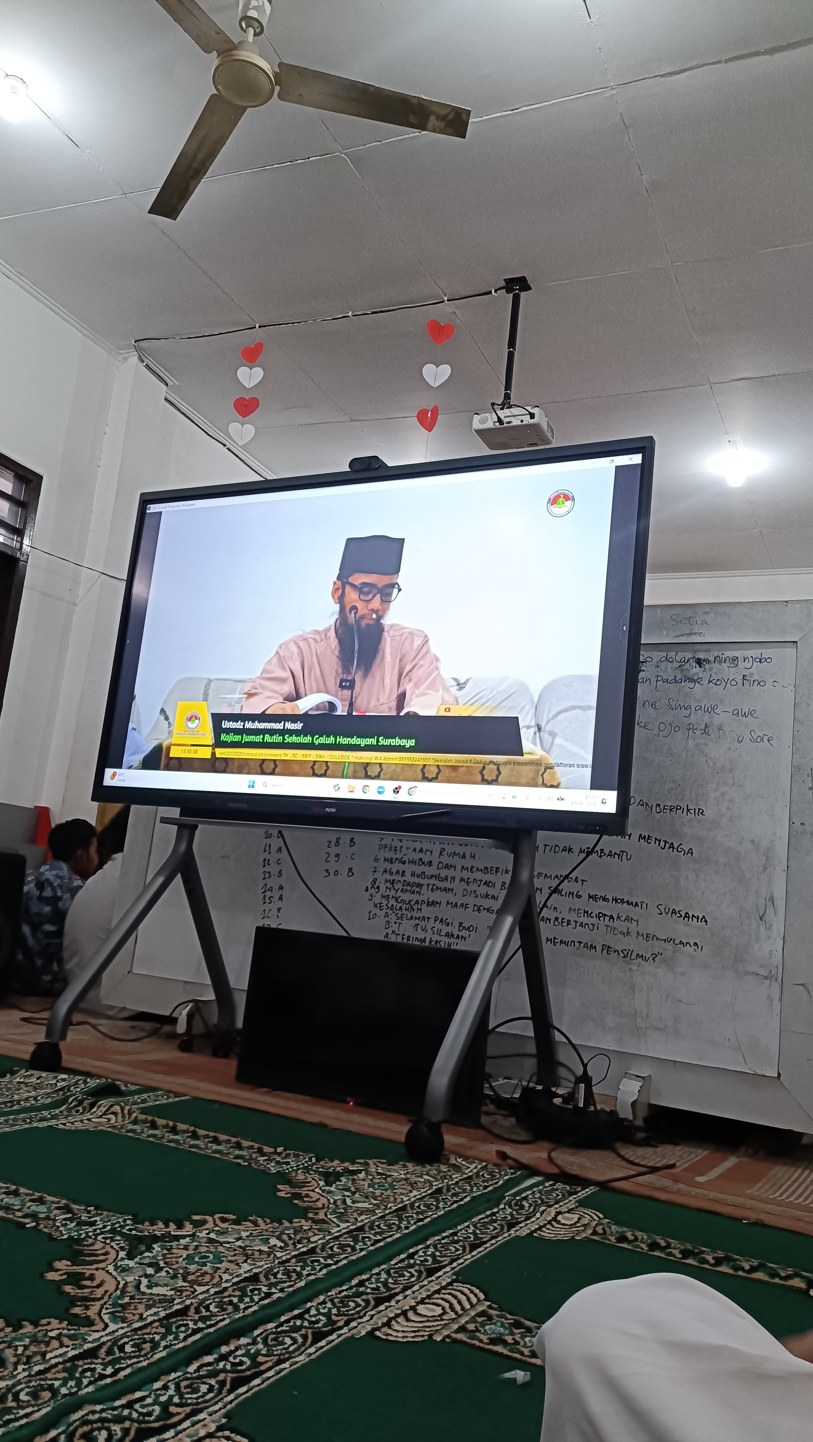 <p>Mendampingi peserta didik dalam kegiatan kerja...